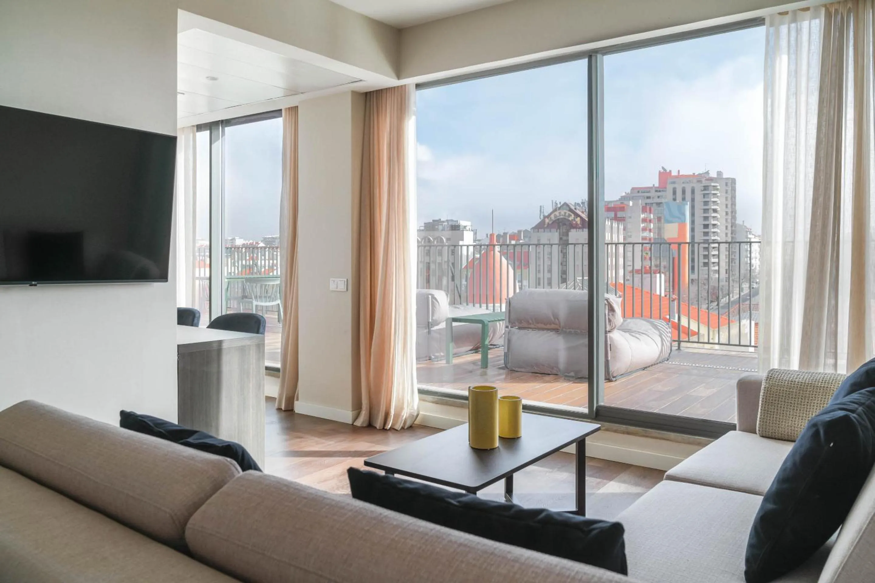 TV and multimedia in Limehome Lisbon Defensores de Chaves