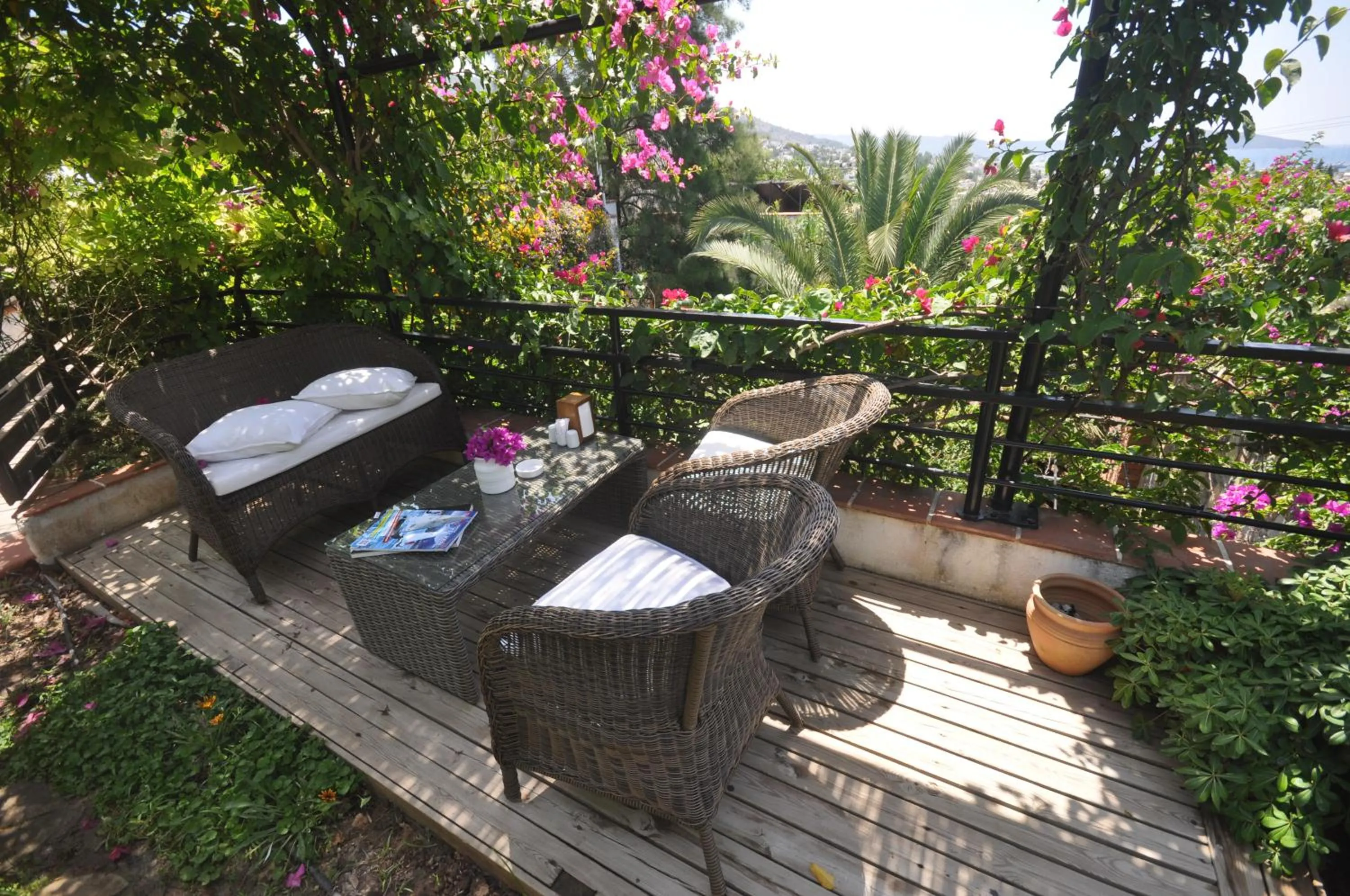 Garden in El Vino Hotel & Suites