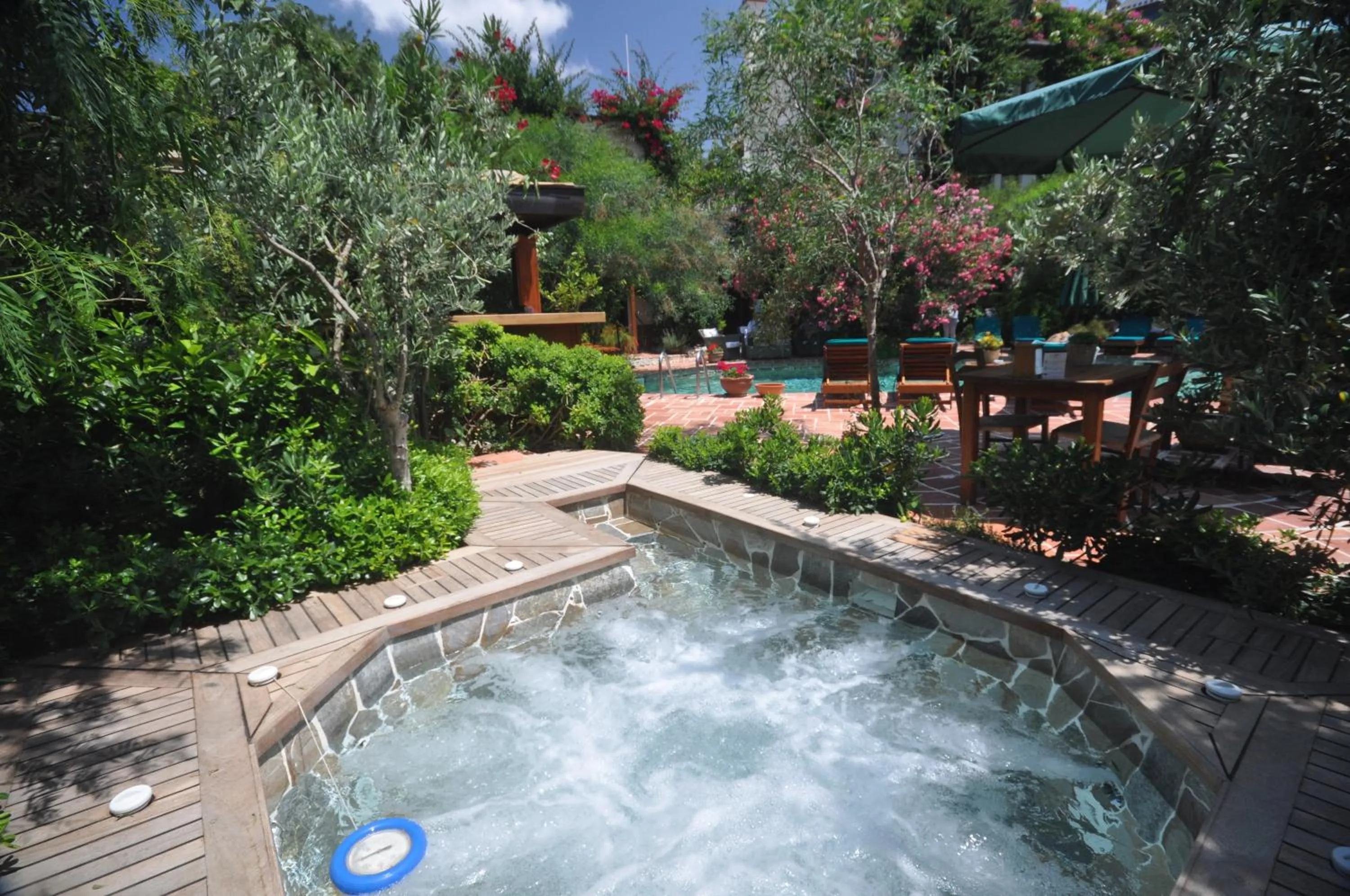 Hot Tub in El Vino Hotel & Suites
