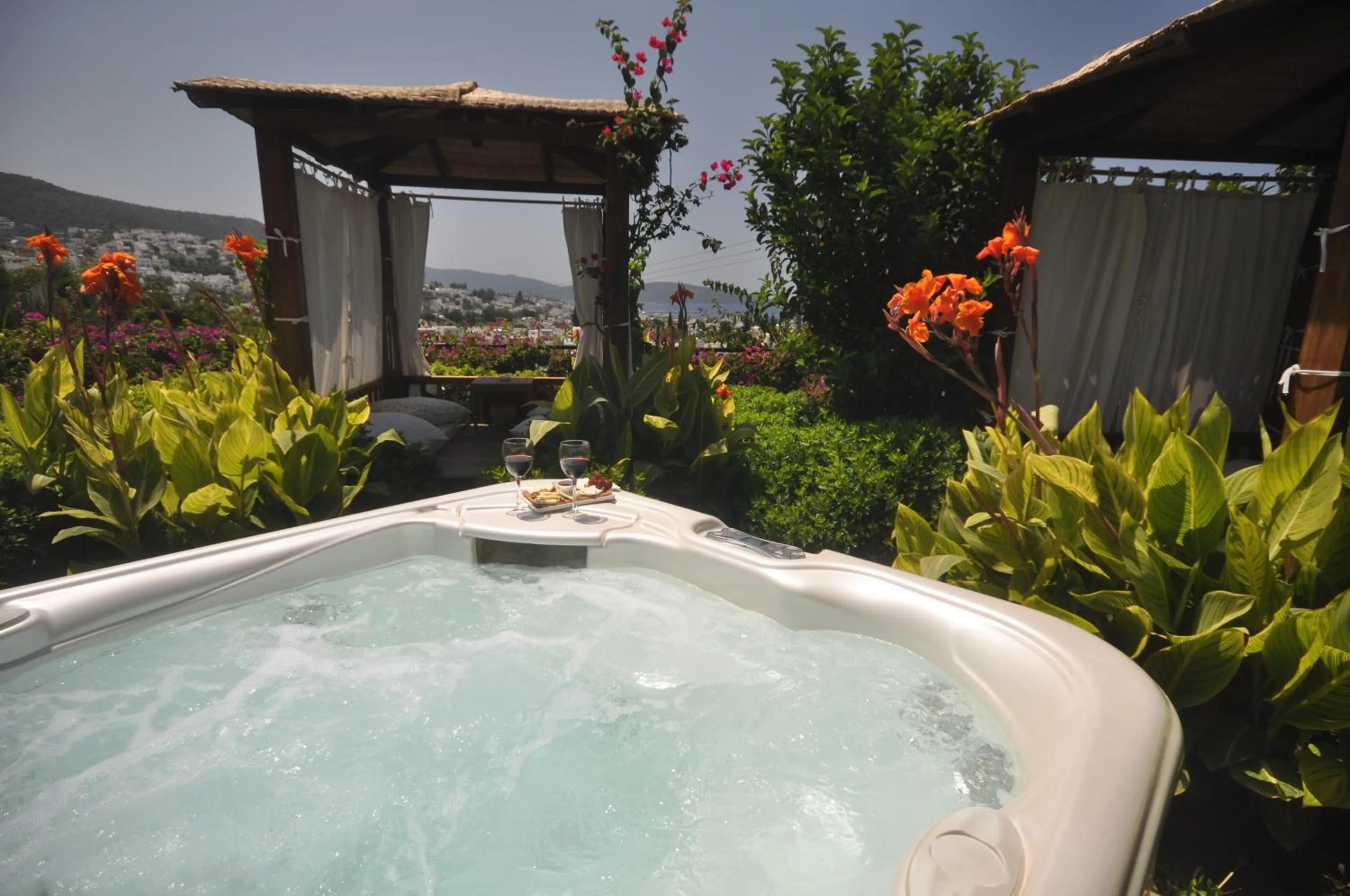 Hot Tub in El Vino Hotel & Suites