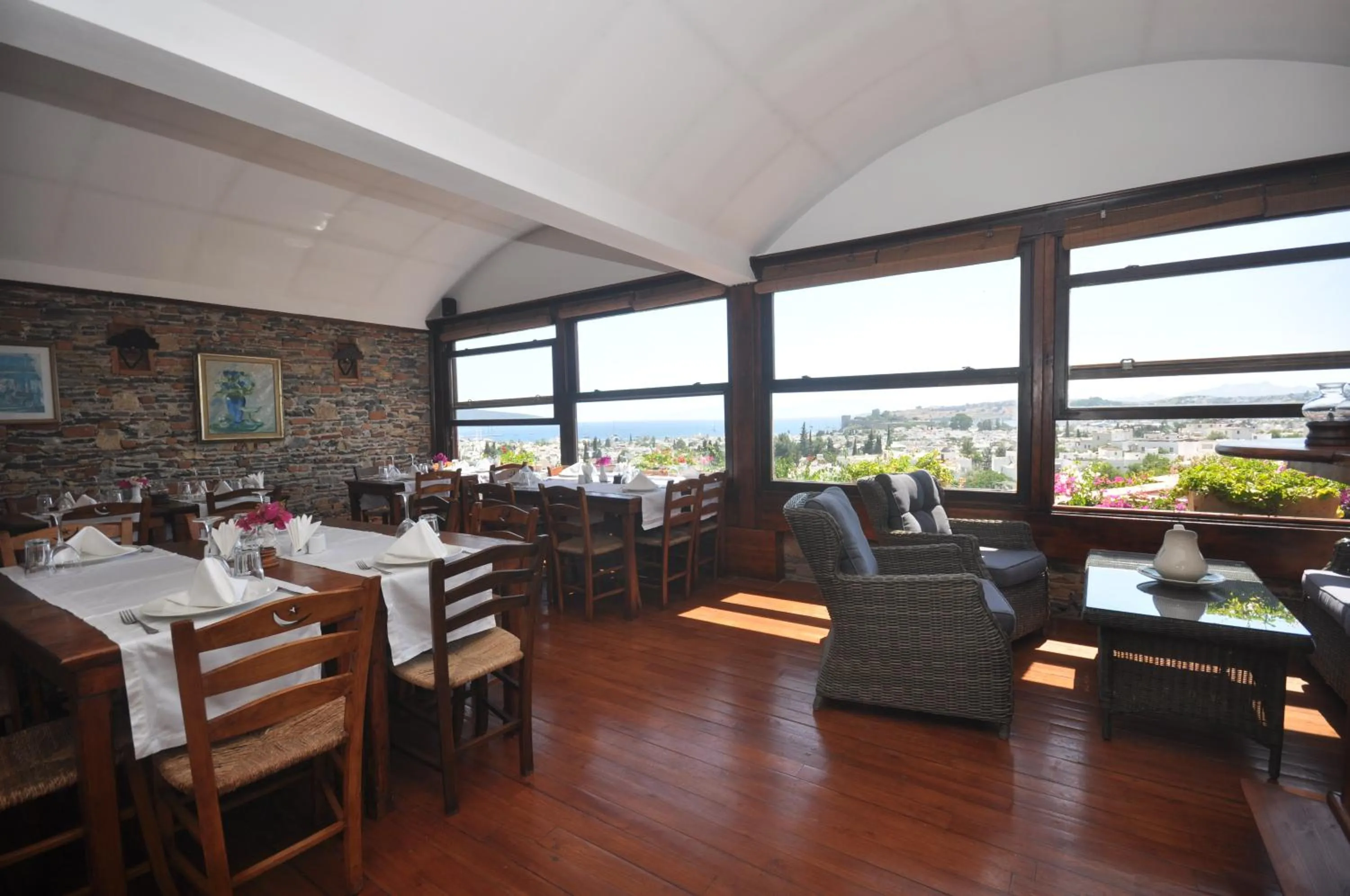 Restaurant/places to eat in El Vino Hotel & Suites