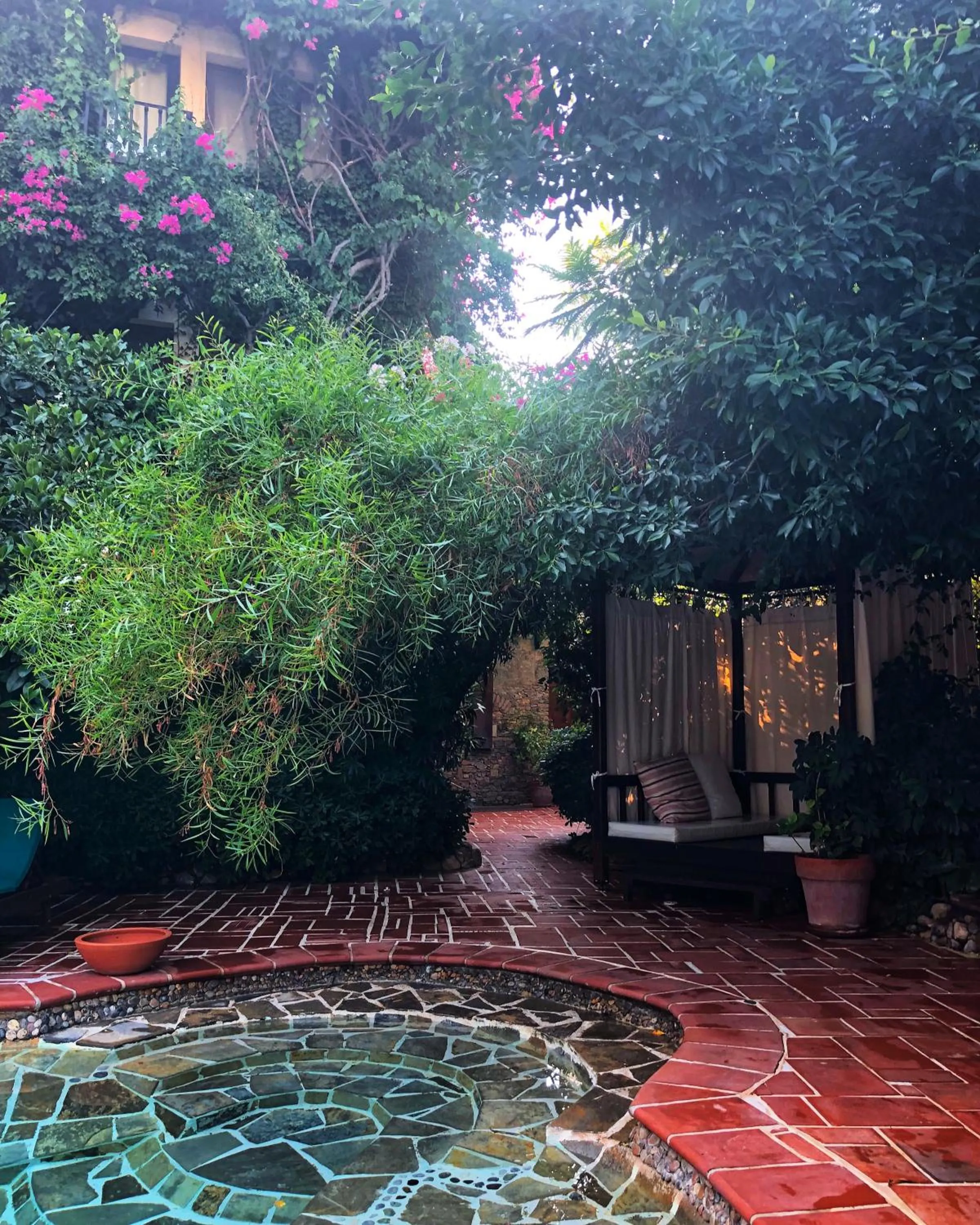 El Vino Hotel & Suites