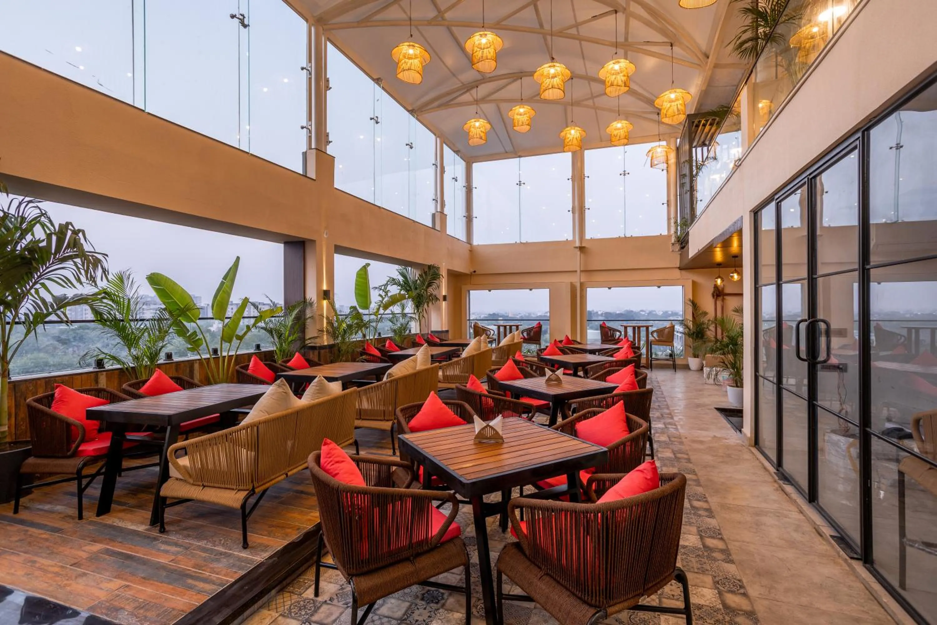 Restaurant/places to eat in Hotel Golden Aura