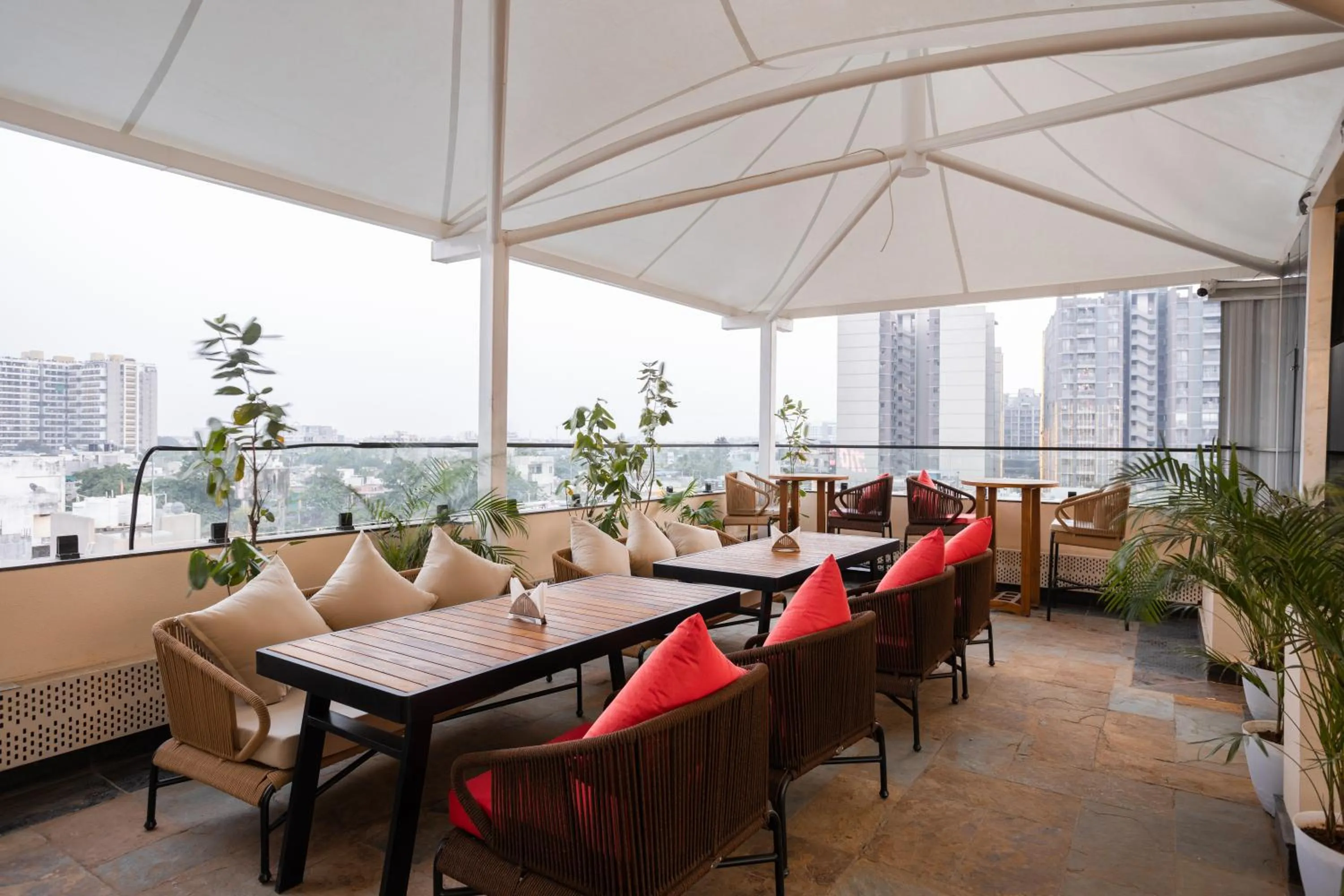 Restaurant/places to eat in Hotel Golden Aura