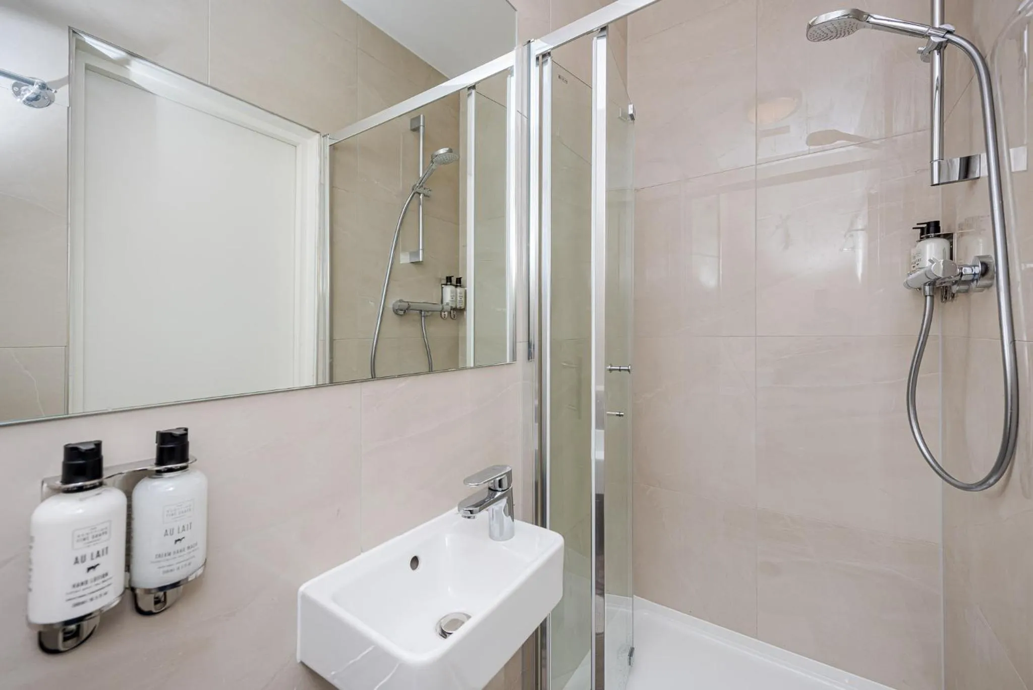 Shower in The Norfolk, Paddington