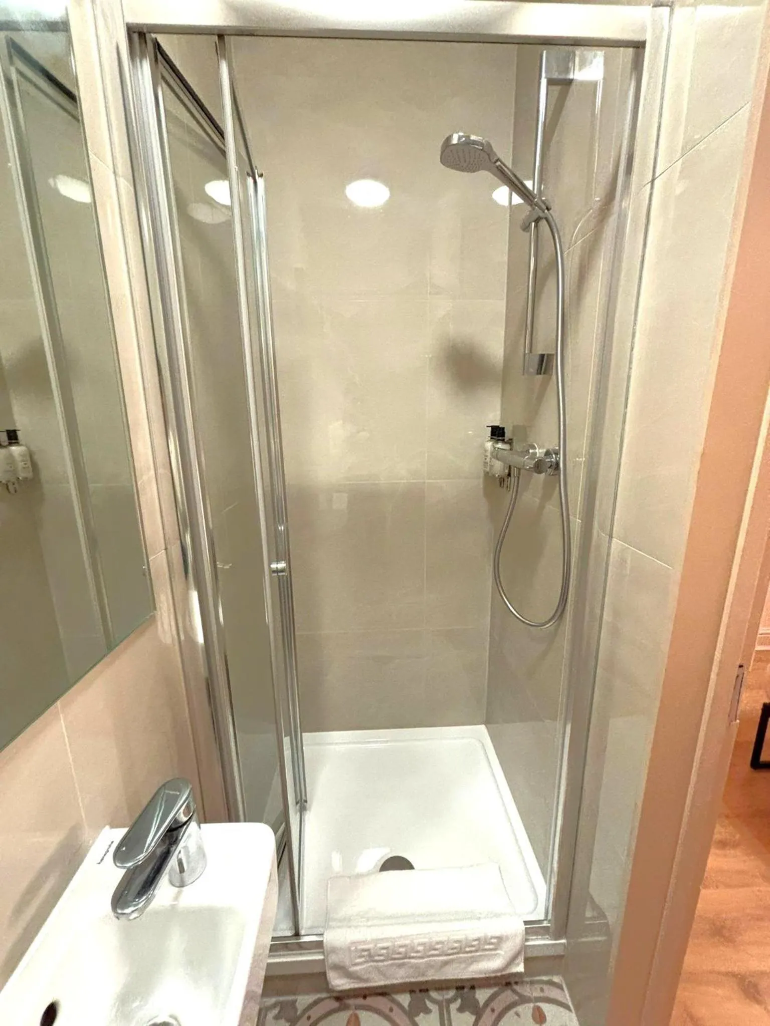 Shower in The Norfolk, Paddington
