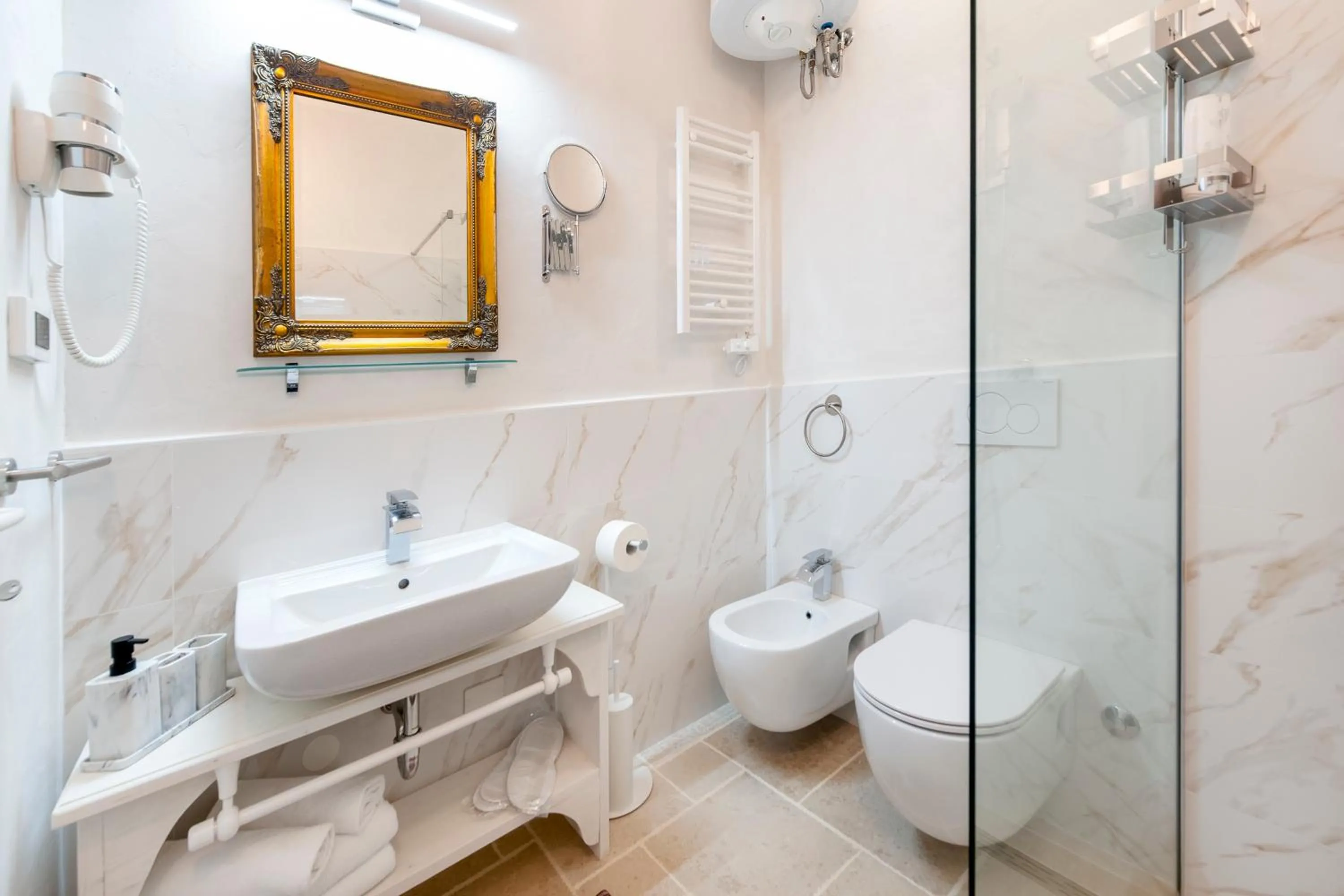 Shower in The Palace RoomS