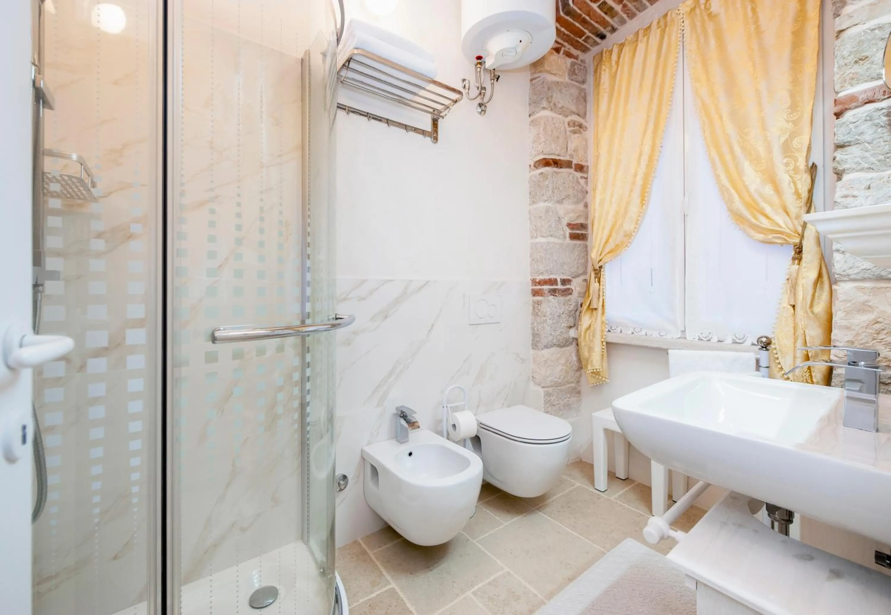 Shower in The Palace RoomS