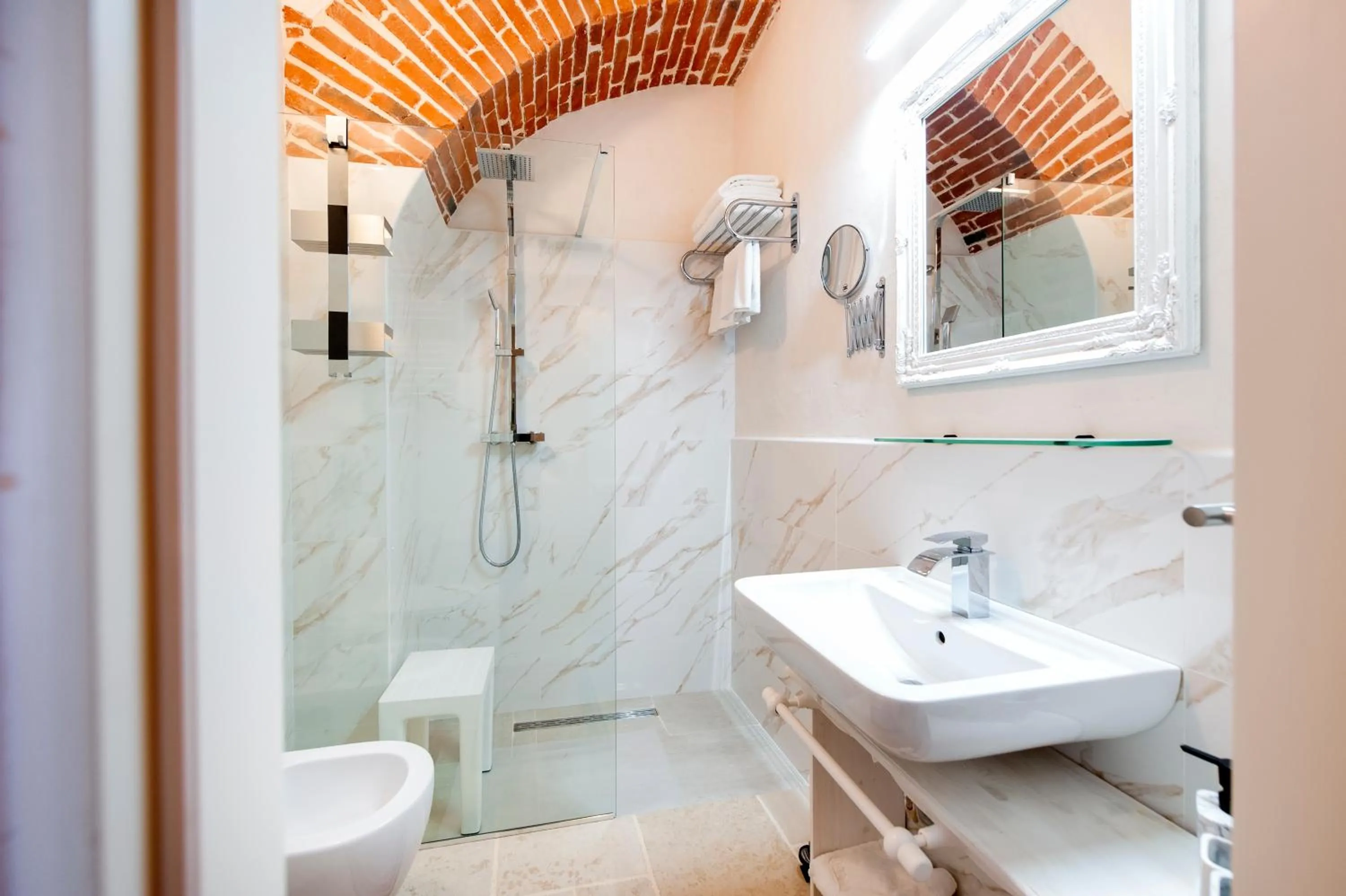 Shower in The Palace RoomS