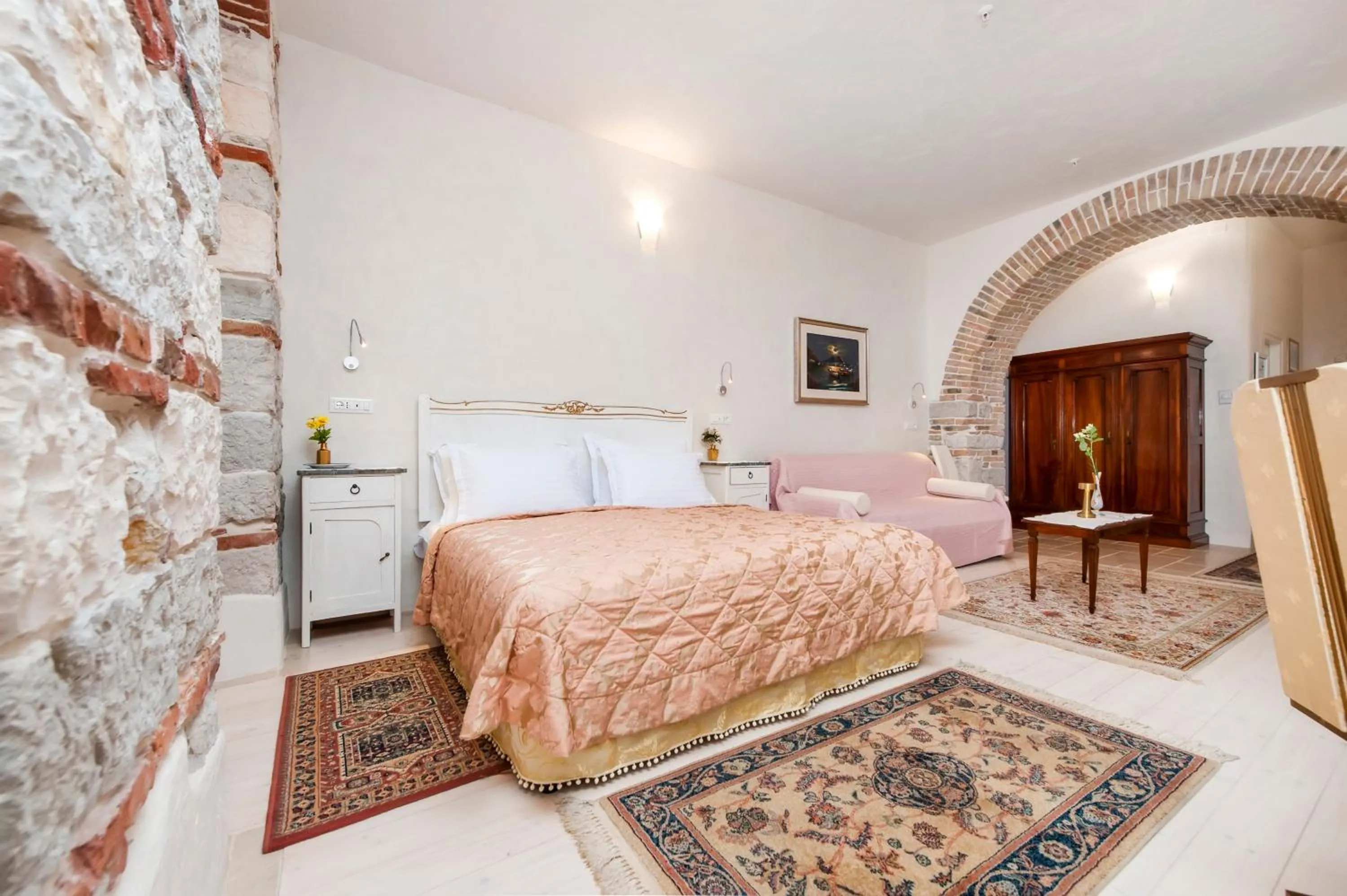Photo of the whole room, Bed in The Palace RoomS