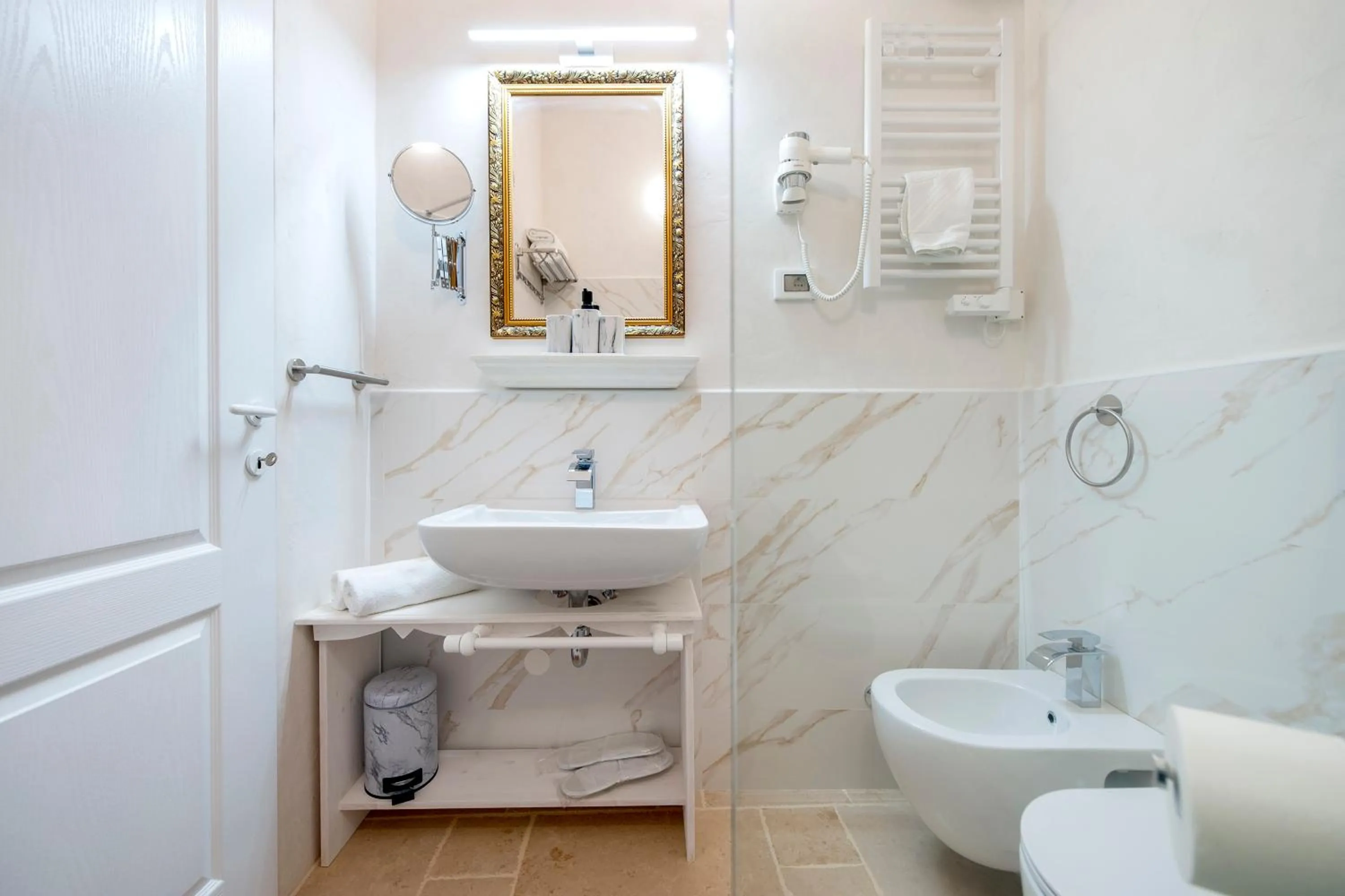 Shower in The Palace RoomS