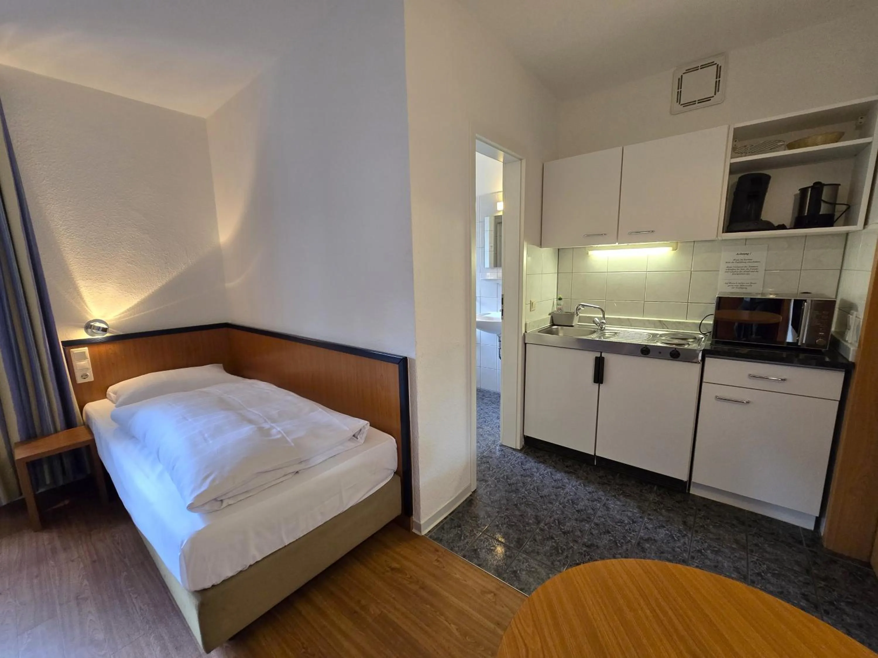 Photo of the whole room, Bed in Keyless Boardinghouse