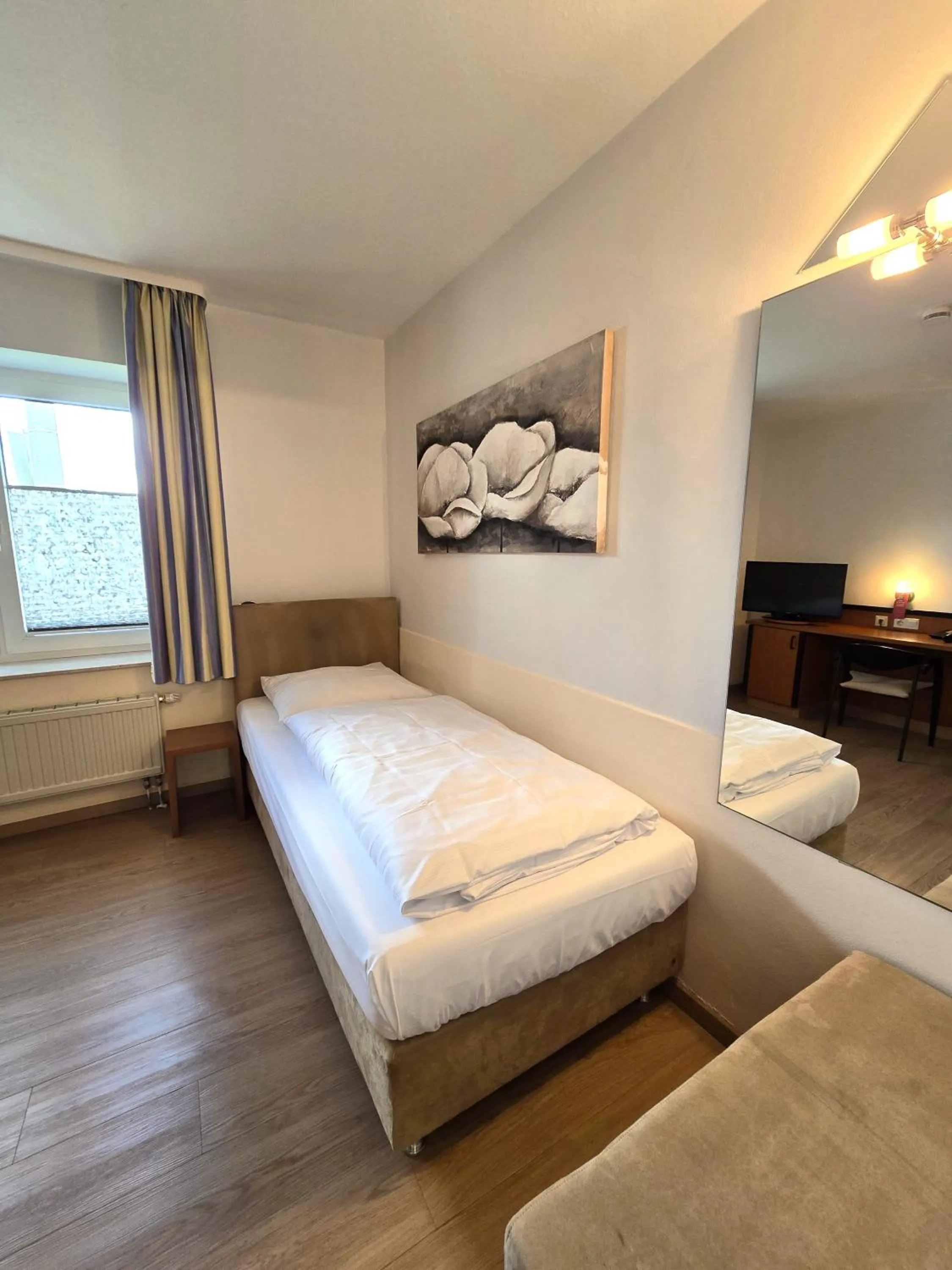 Photo of the whole room, Bed in Keyless Boardinghouse