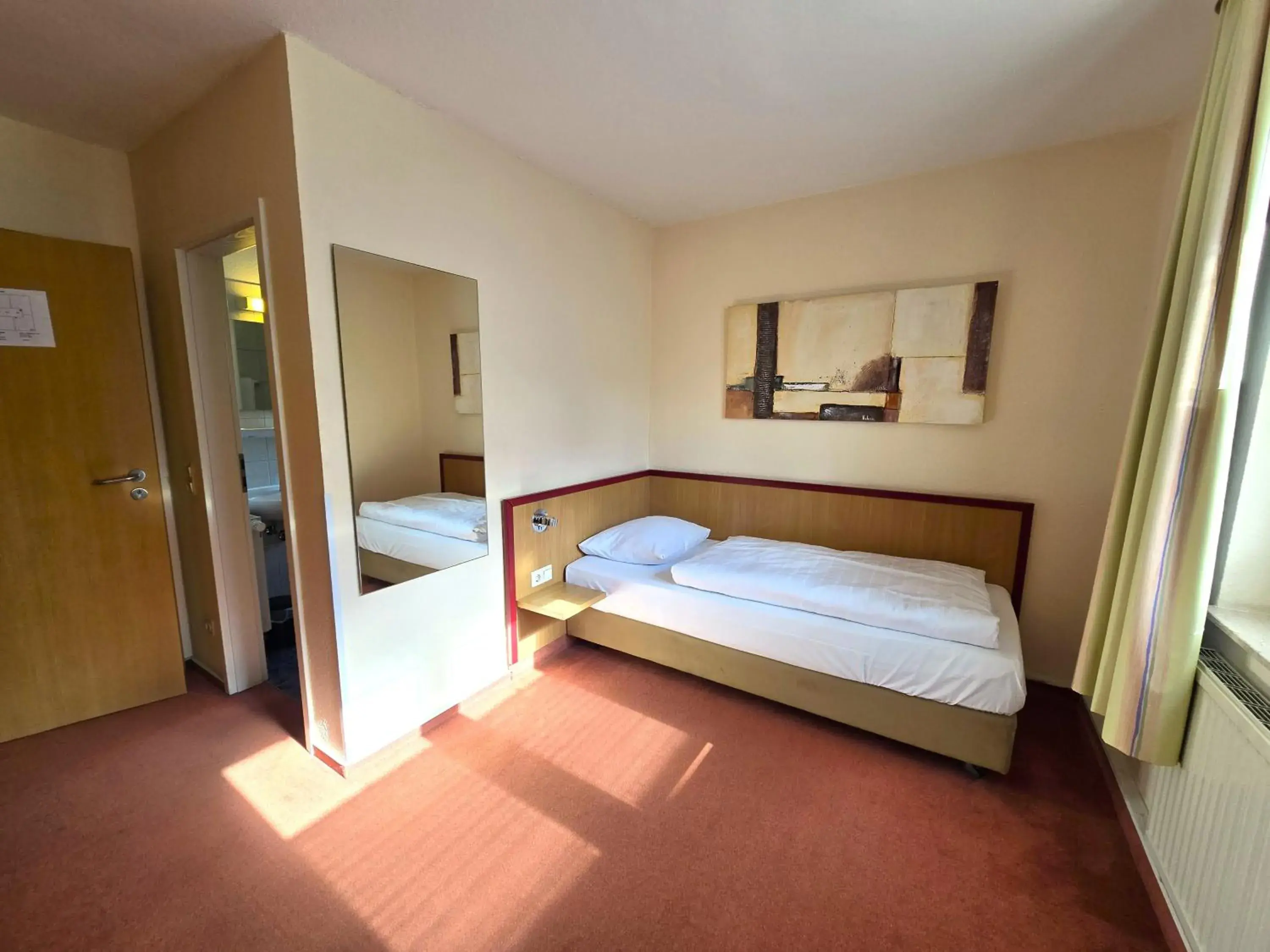 Single Room in Keyless Boardinghouse Single Room in Keyless Boardinghouse