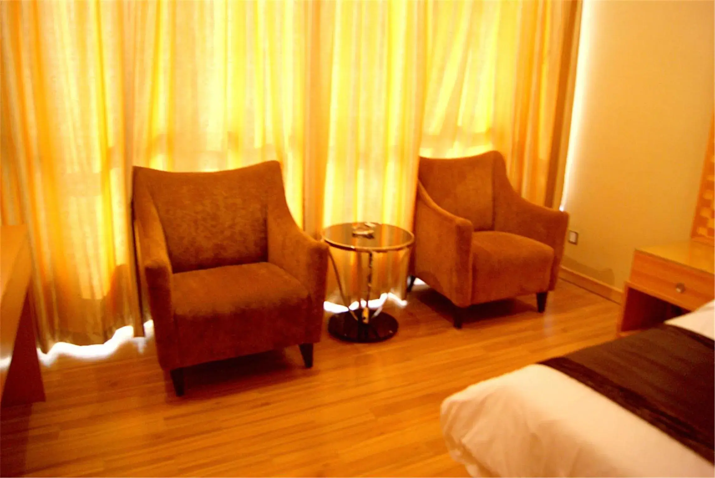 Seating area, Bed in Foshan Royal Prince Hotel Seating area, Bed in Foshan Royal Prince Hotel