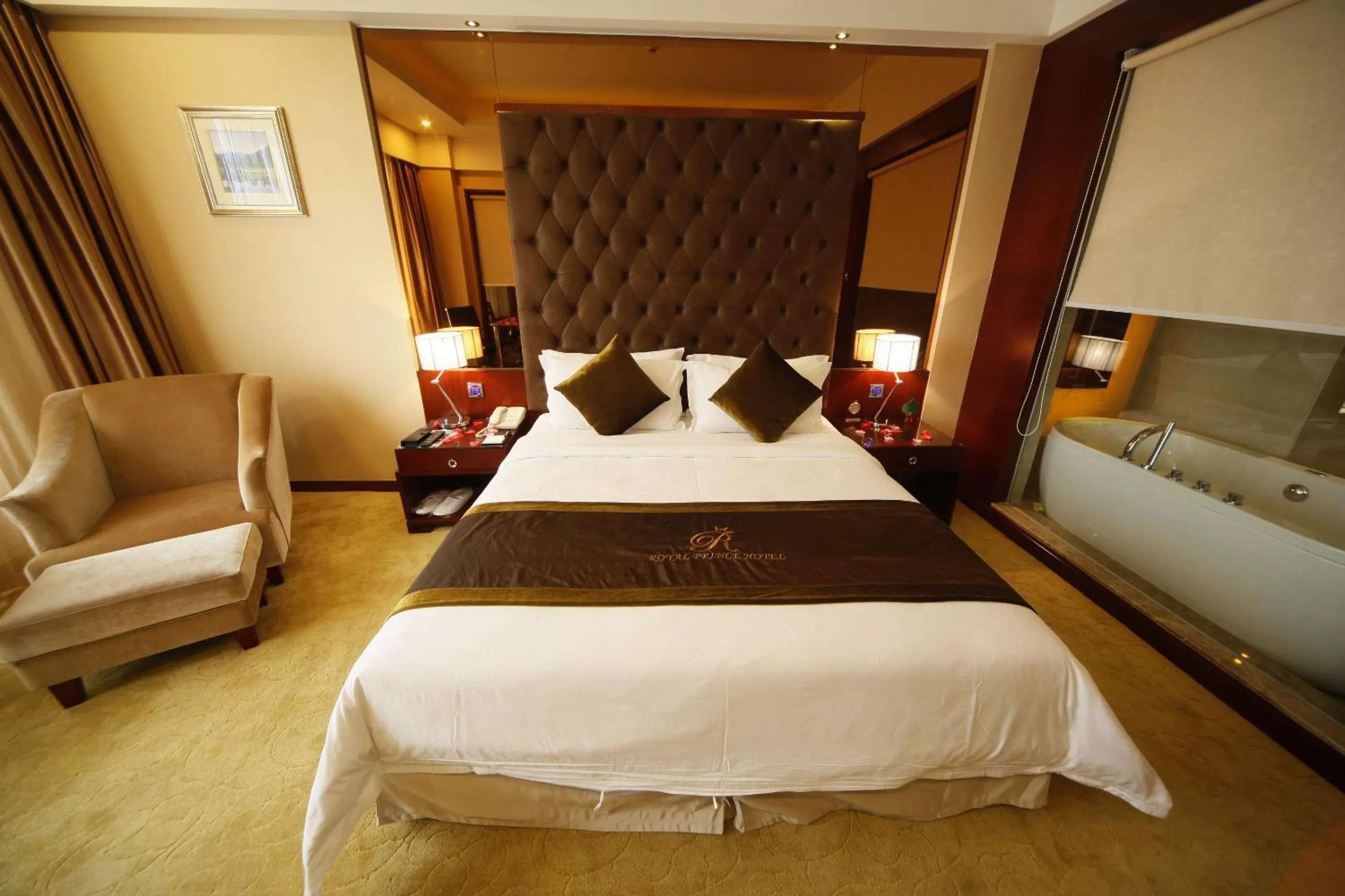 Bed in Foshan Royal Prince Hotel