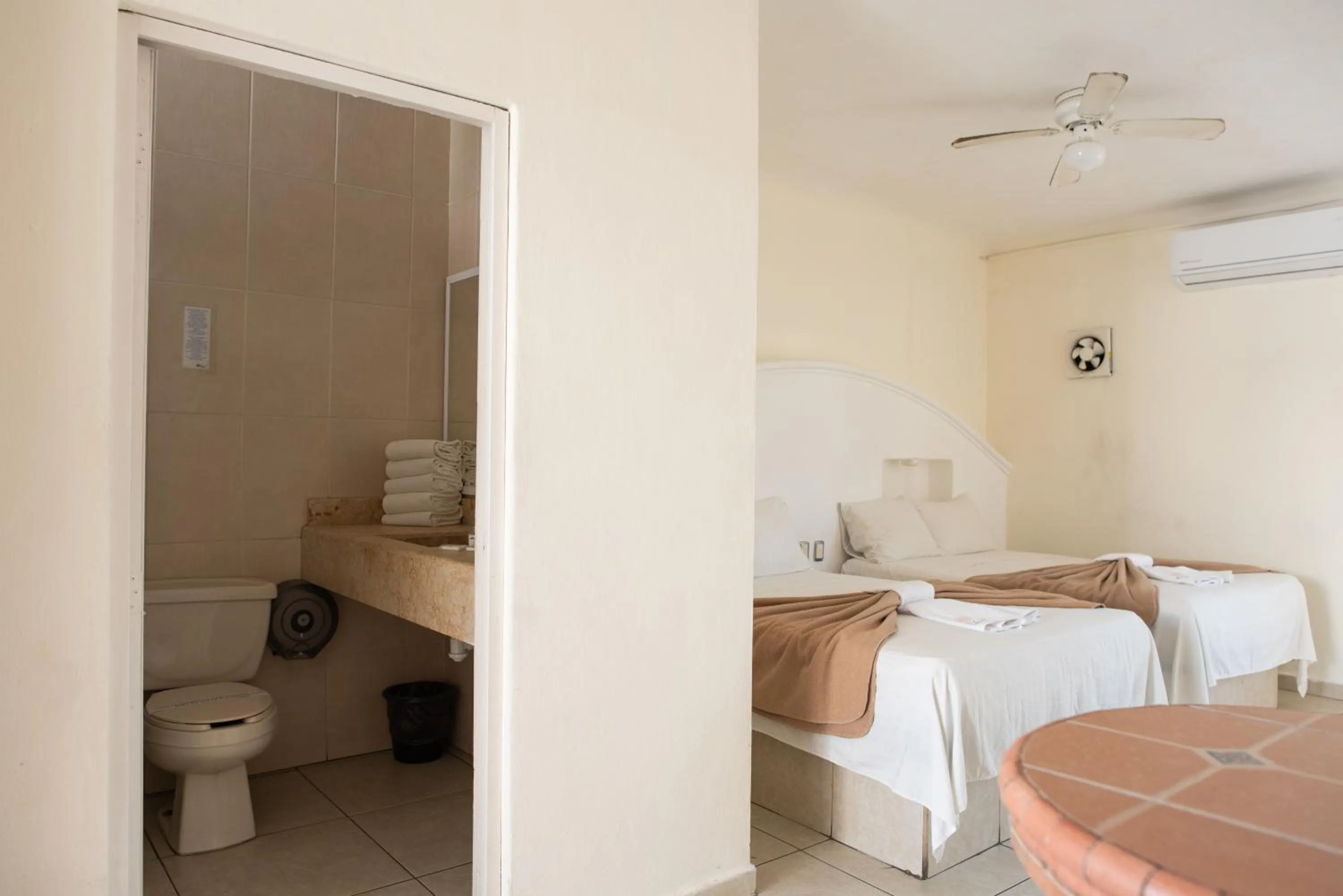 Bathroom, Bed in Hotel Vistamar