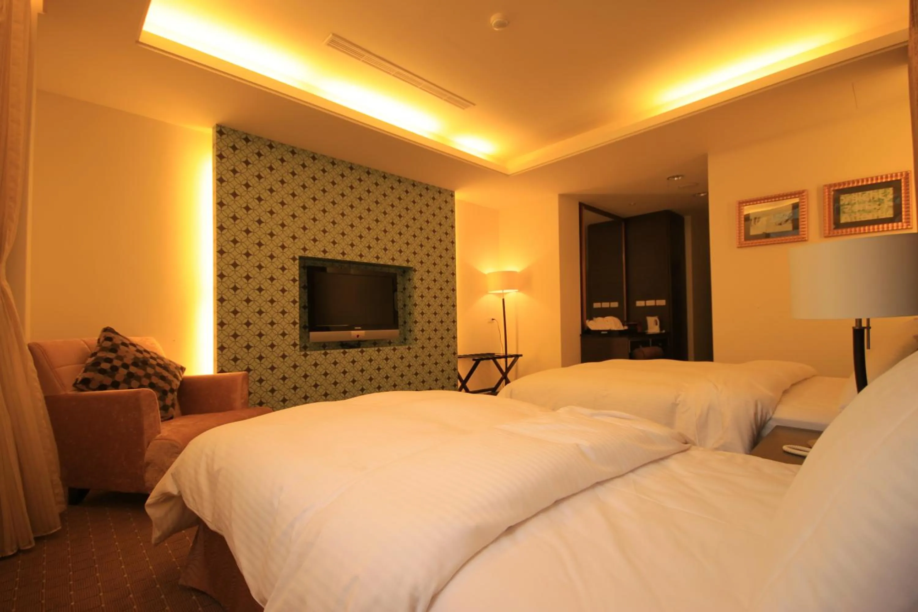 Photo of the whole room, Bed in Mountain Fish Water Hotel