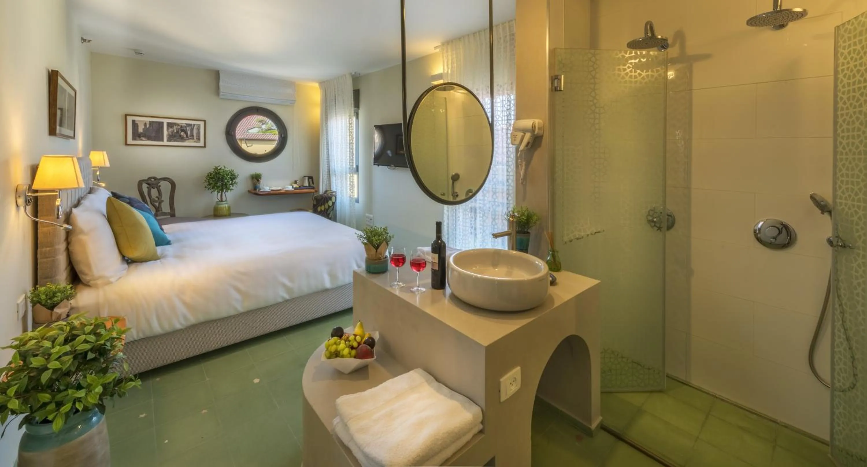 Shower, Bed in Margosa Boutique Hotel Tel-Aviv Jaffa