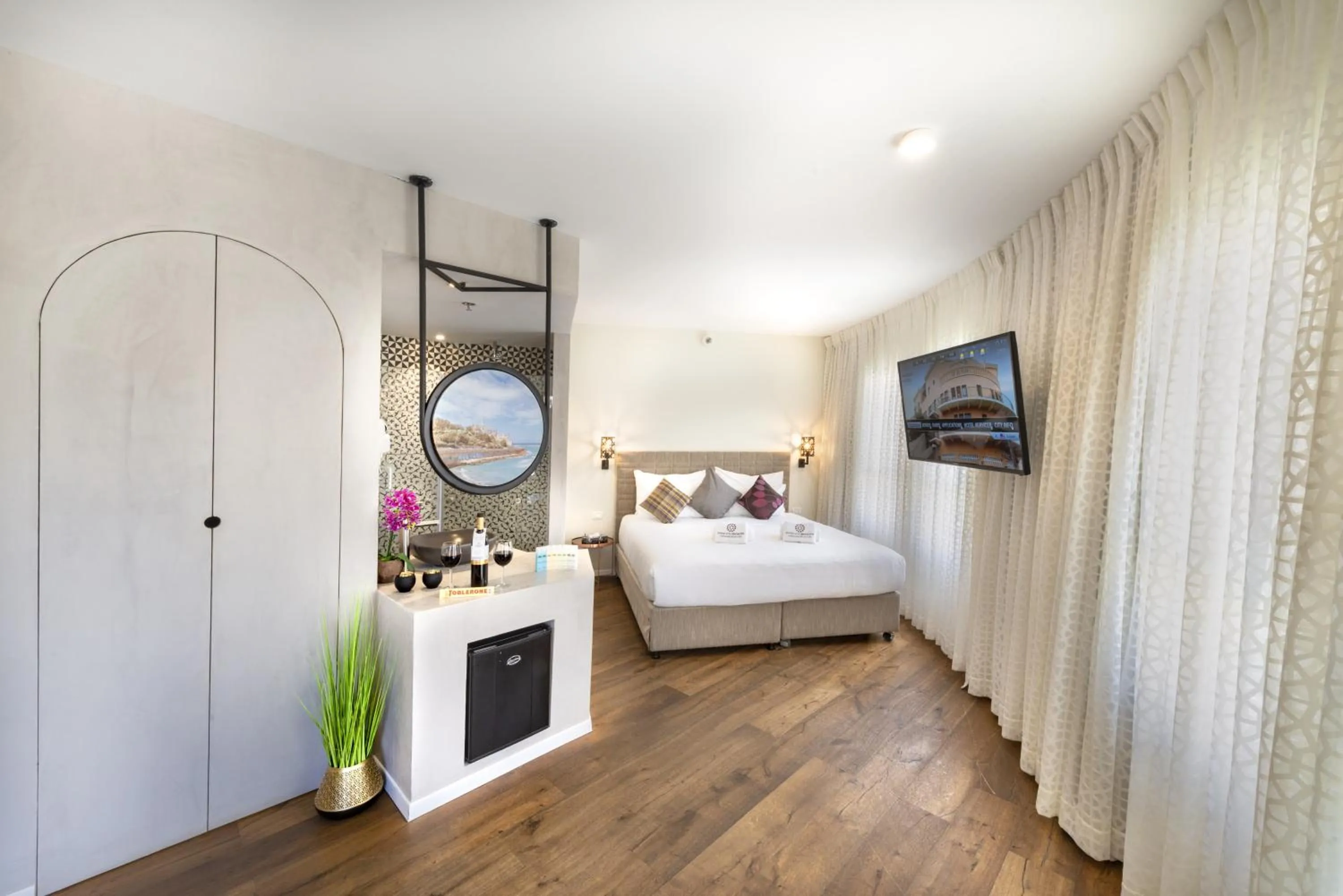 Shower, Bed in Margosa Boutique Hotel Tel-Aviv Jaffa