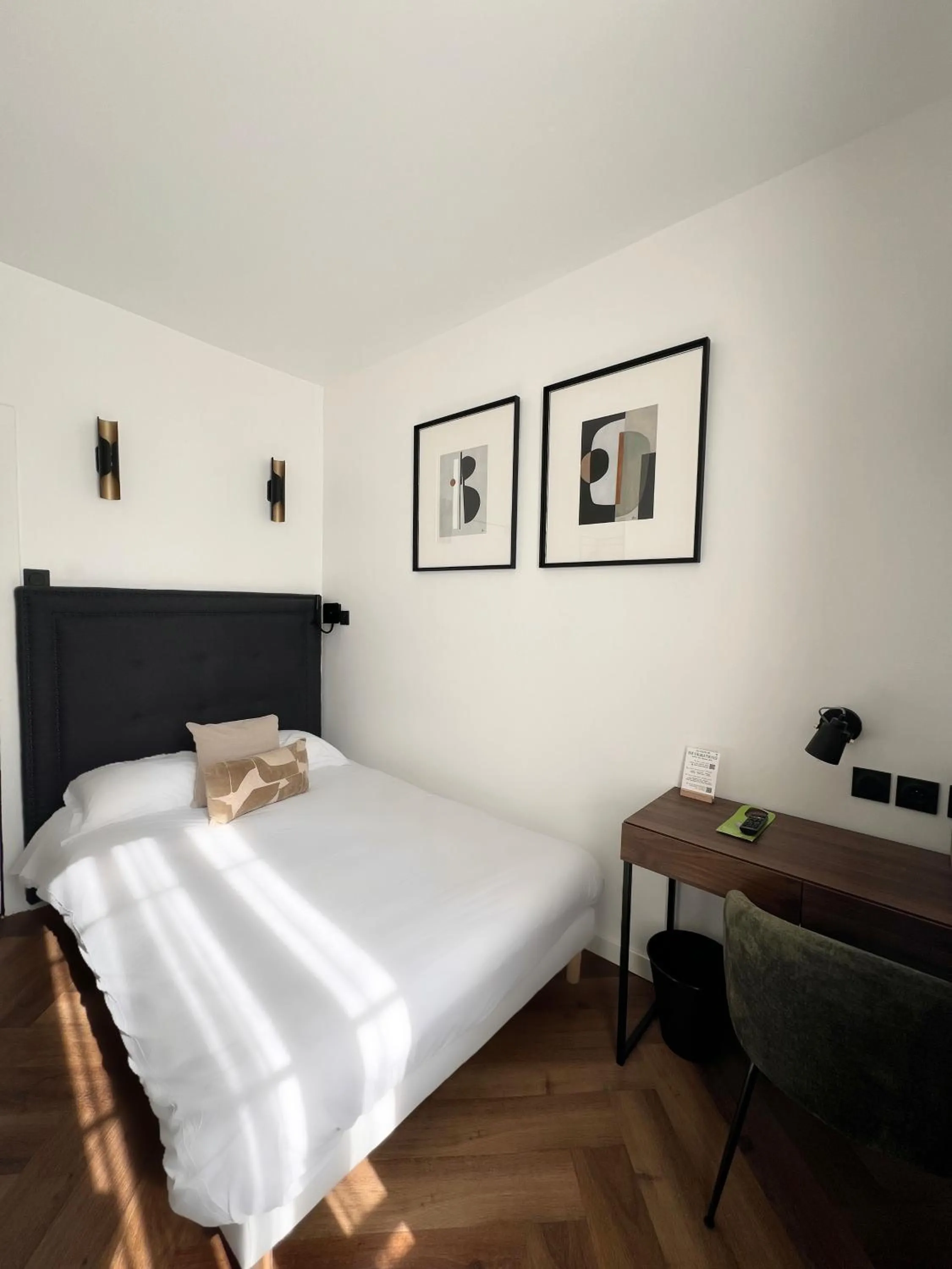 Photo of the whole room, Bed in Hôtel des Beaux Arts