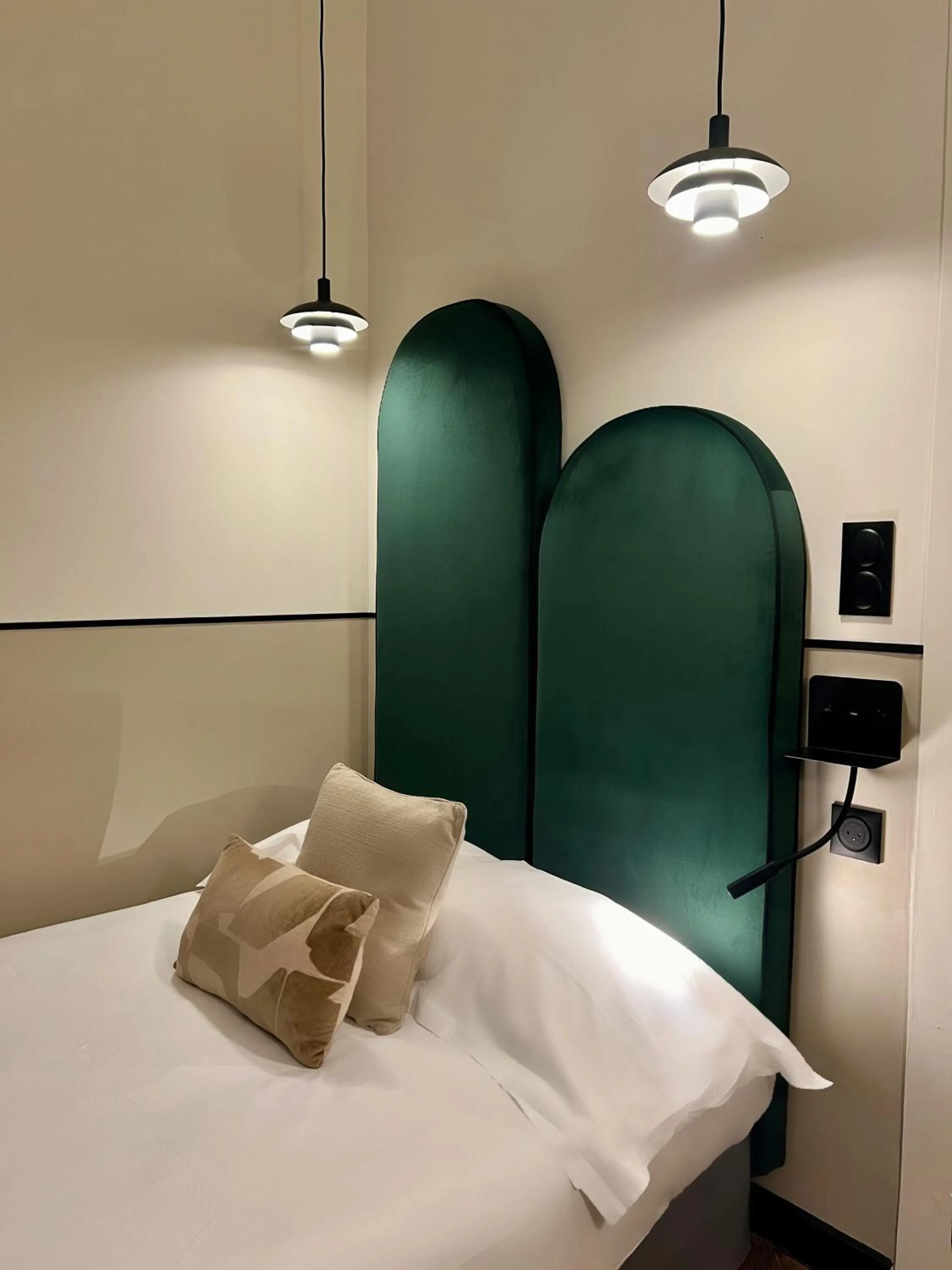 Photo of the whole room, Bed in Hôtel des Beaux Arts