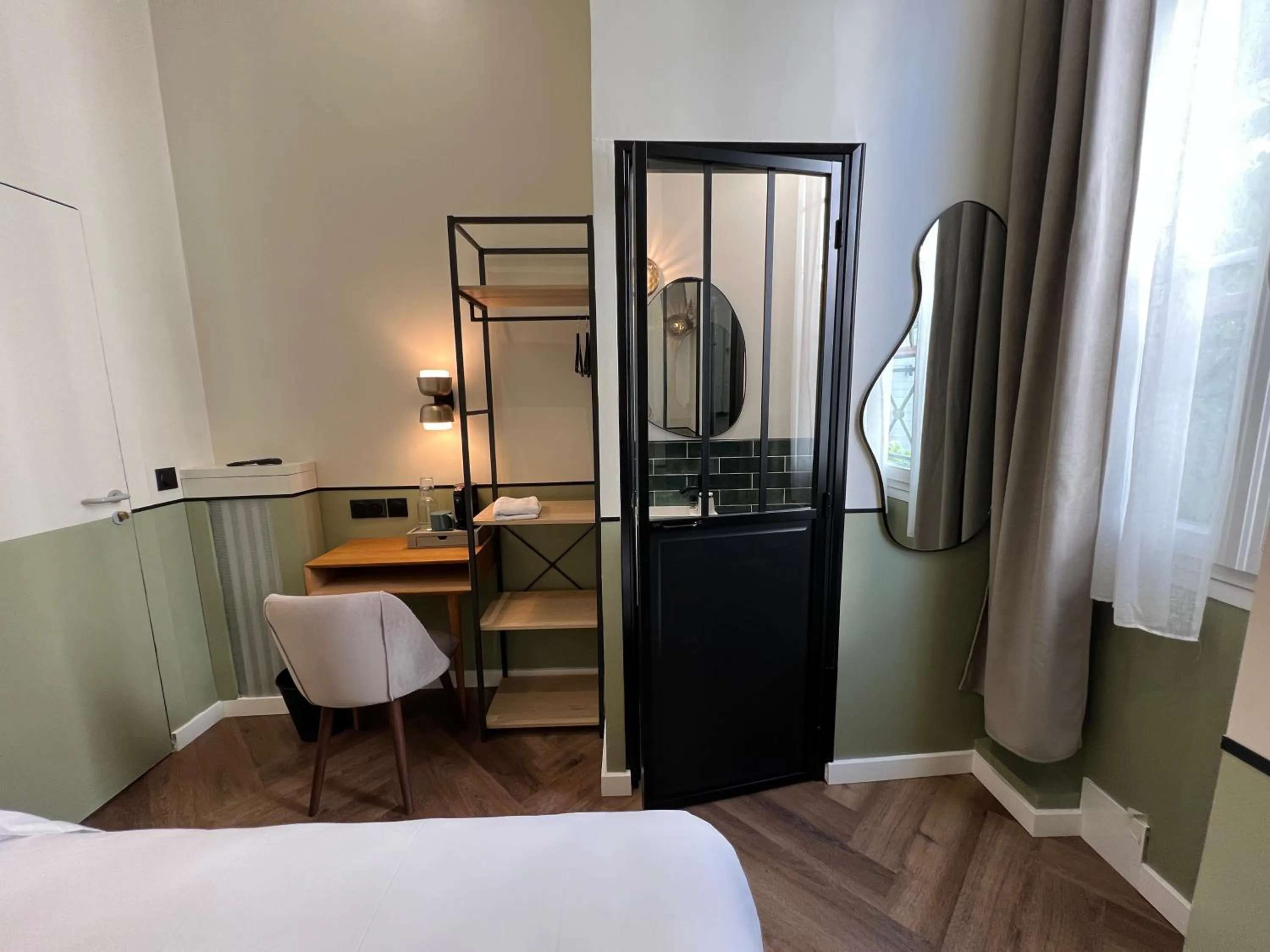 Photo of the whole room, Bed in Hôtel des Beaux Arts