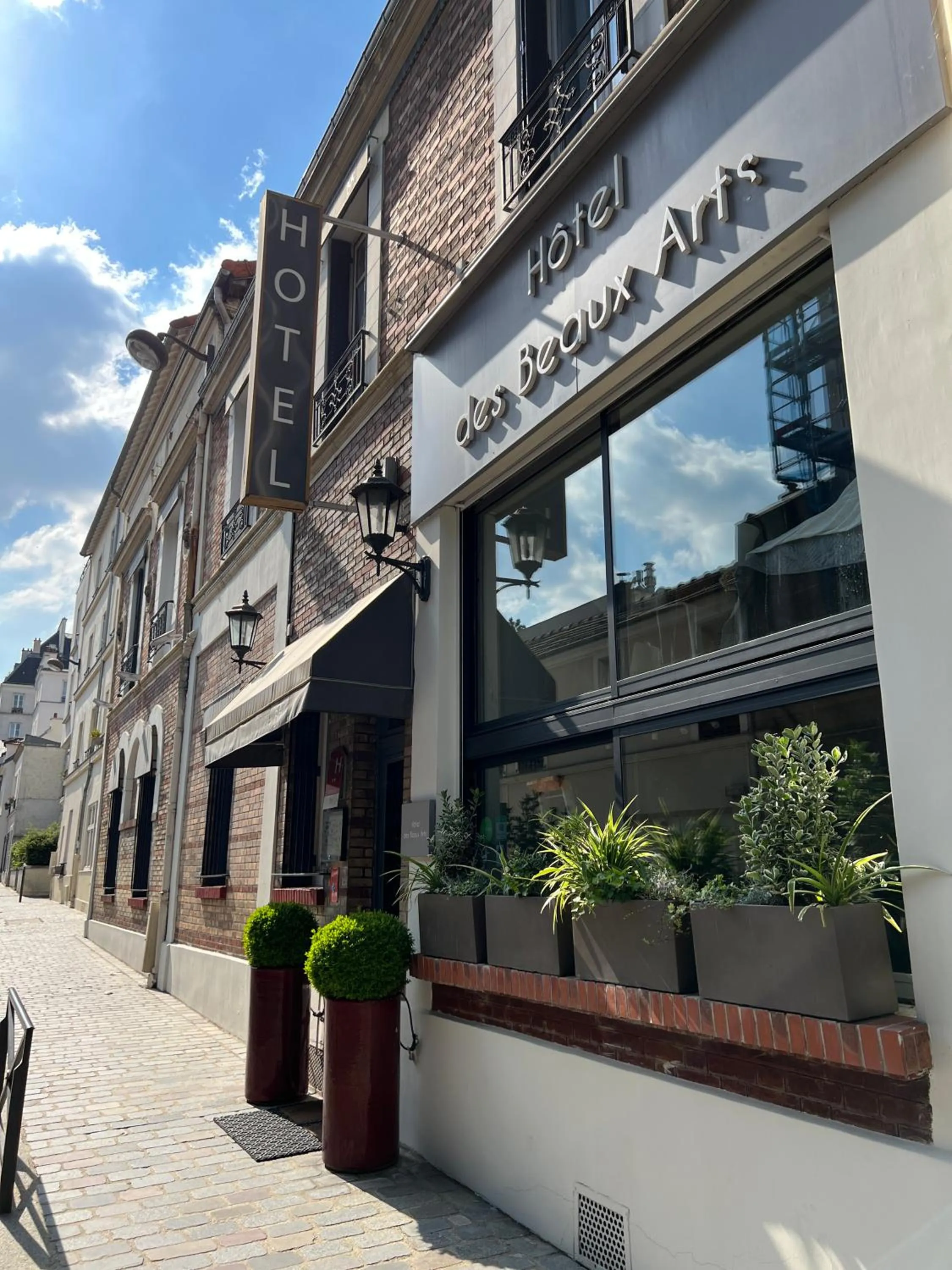 Facade/entrance in Hôtel des Beaux Arts
