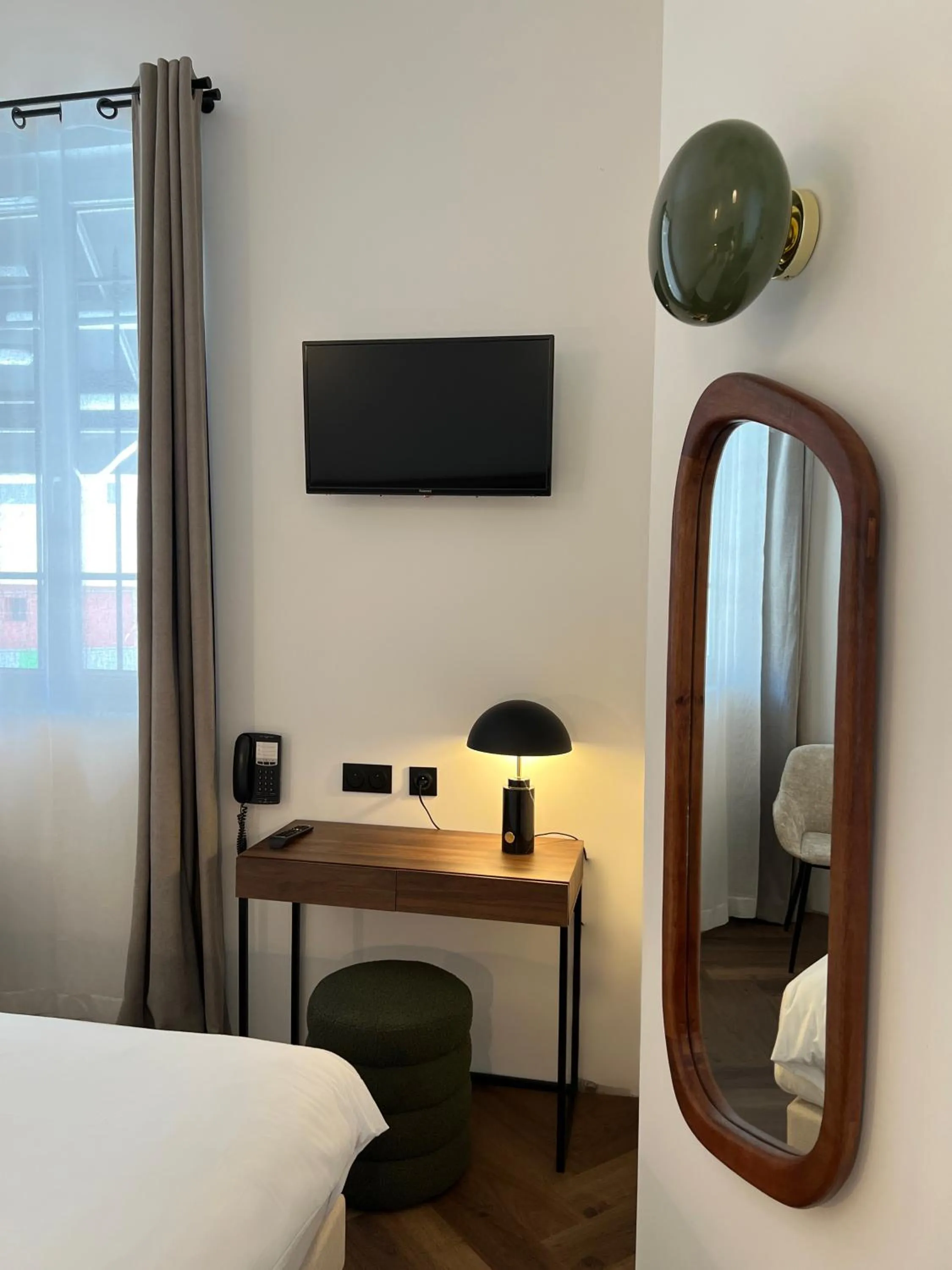 Photo of the whole room, Bed in Hôtel des Beaux Arts