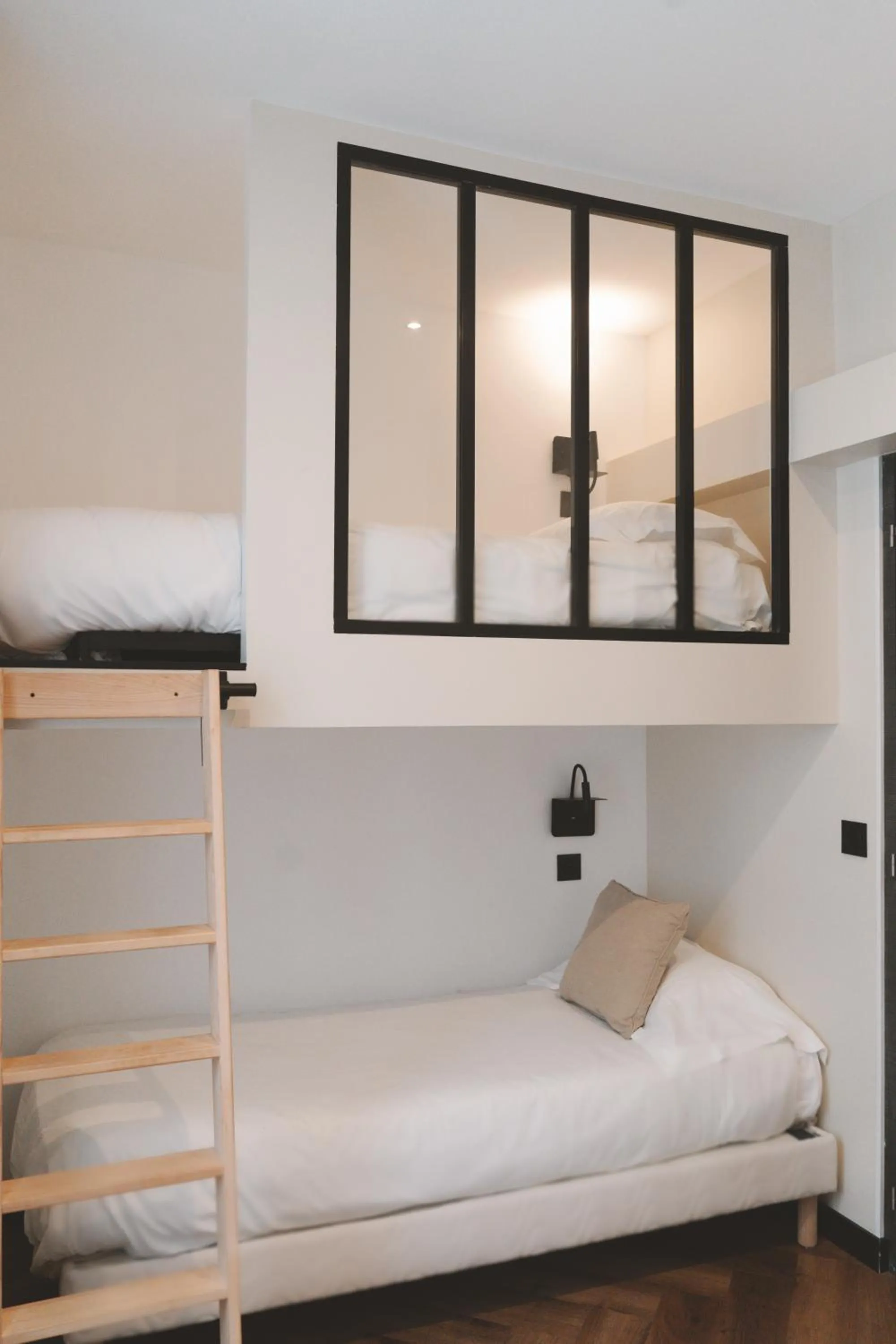 Photo of the whole room, Bed in Hôtel des Beaux Arts