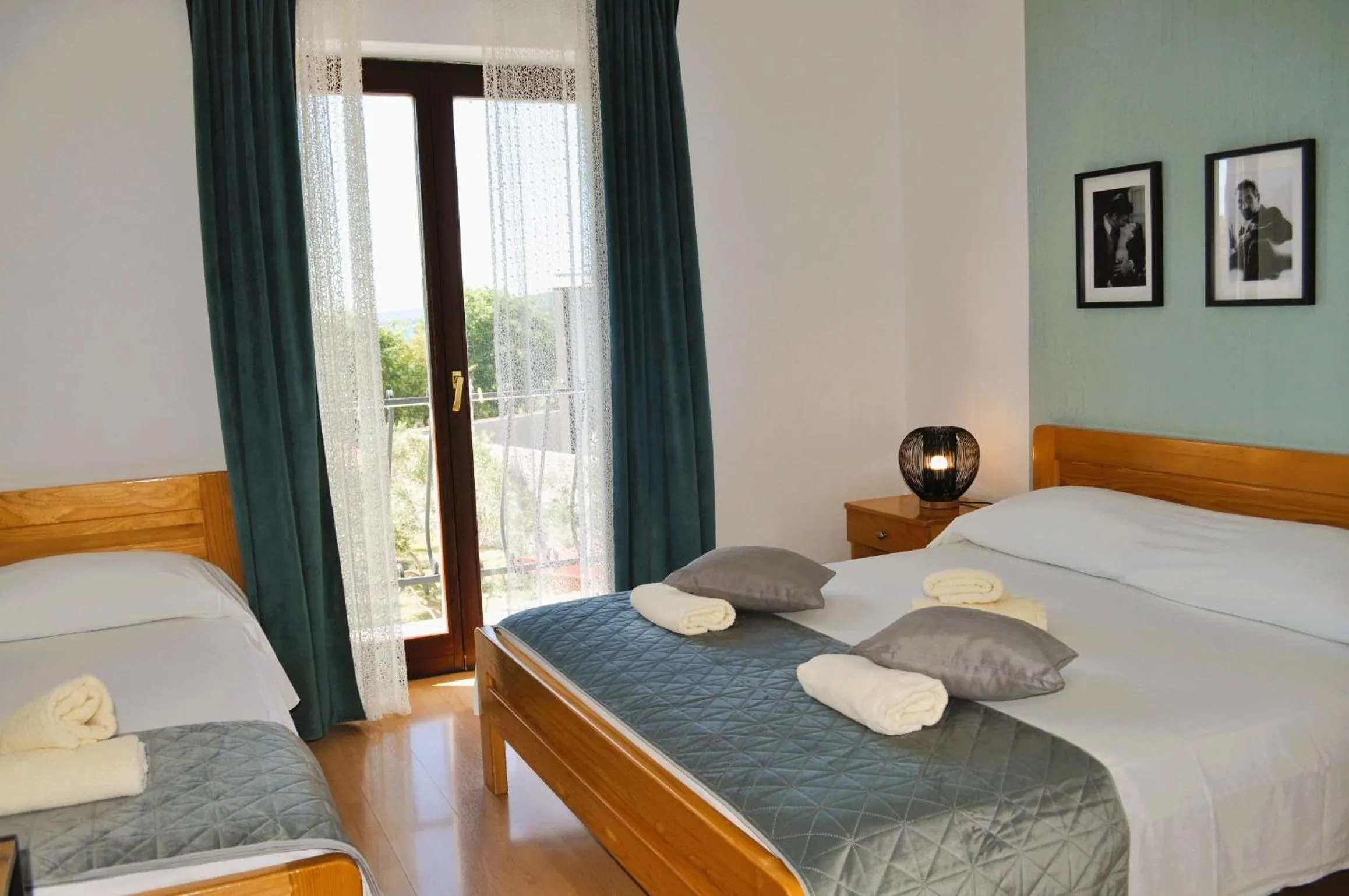 Photo of the whole room, Bed in Hollywood rooms