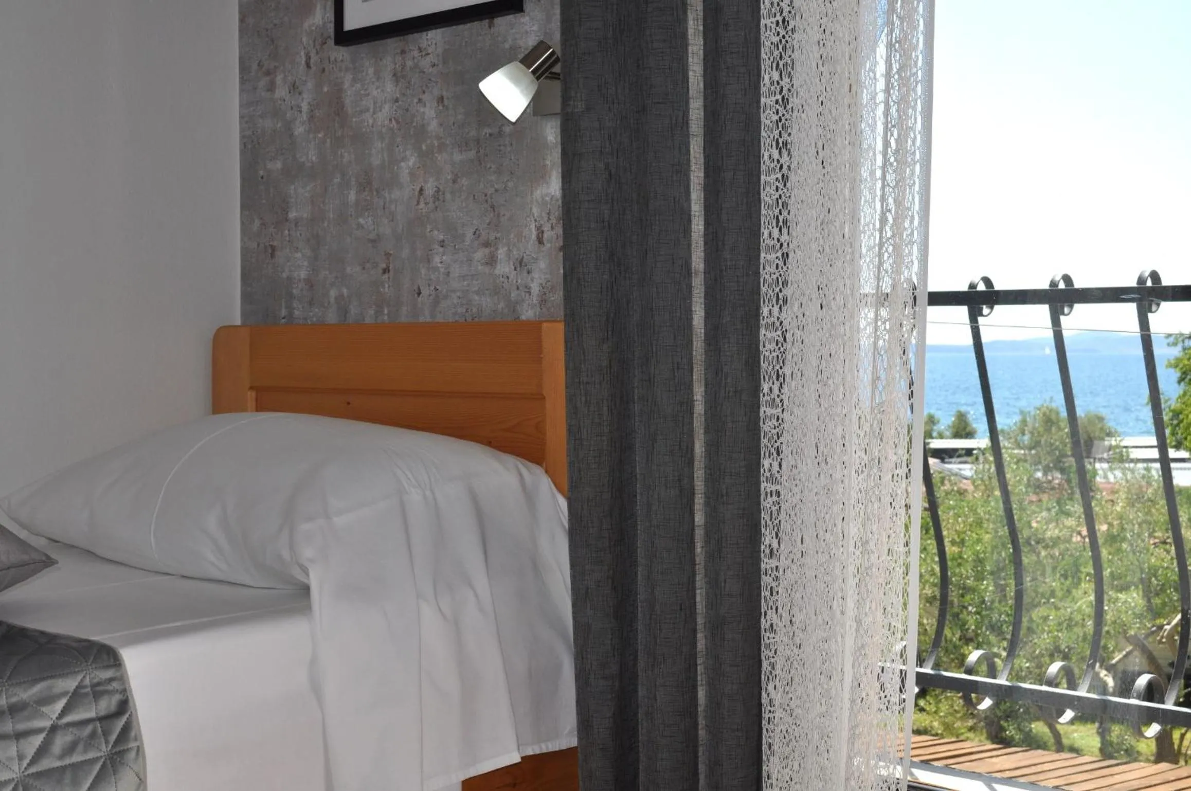 View (from property/room), Bed in Hollywood rooms