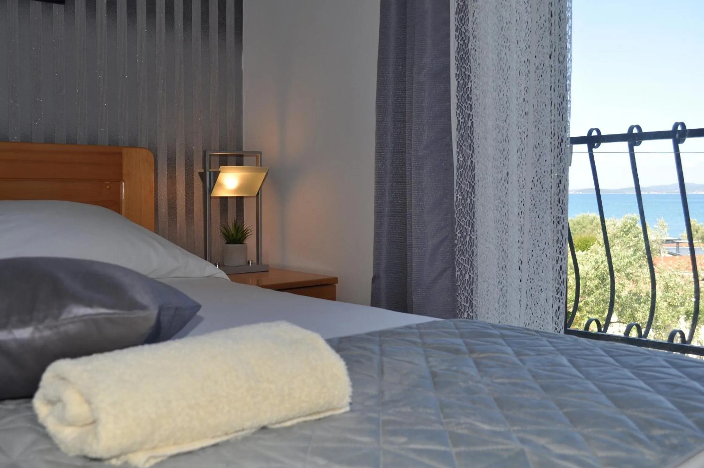 View (from property/room), Bed in Hollywood rooms