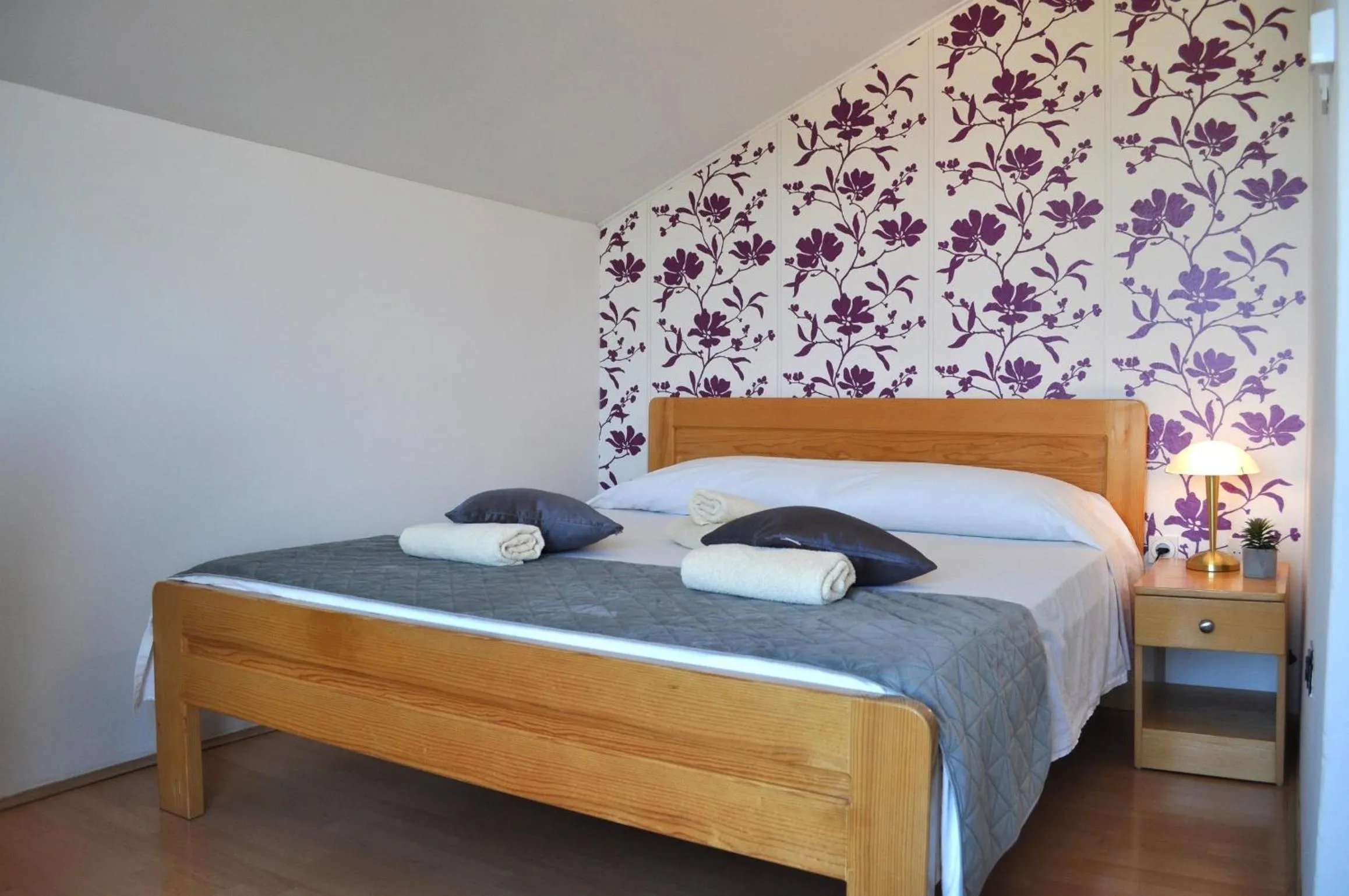 Photo of the whole room, Bed in Hollywood rooms