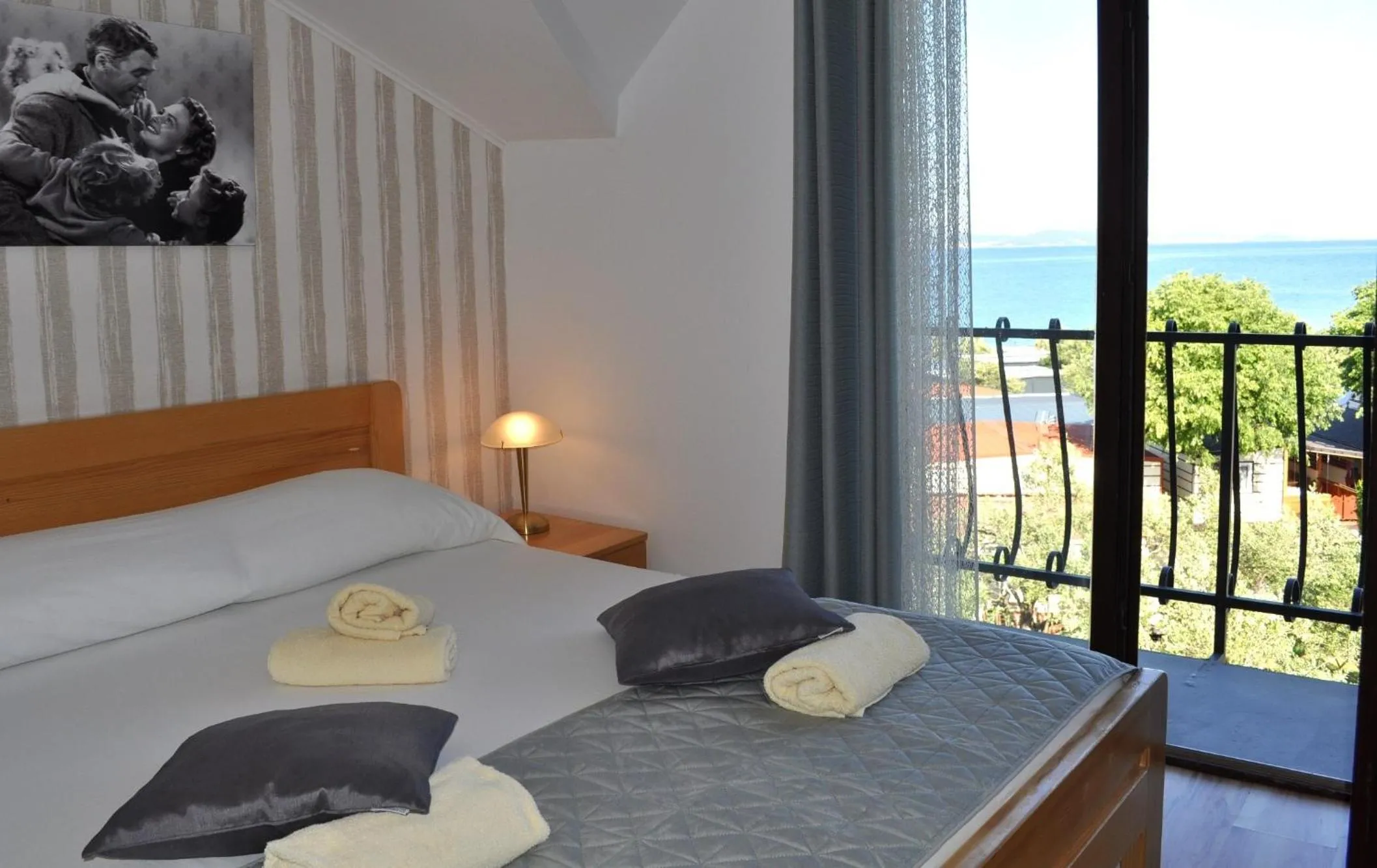 View (from property/room), Bed in Hollywood rooms