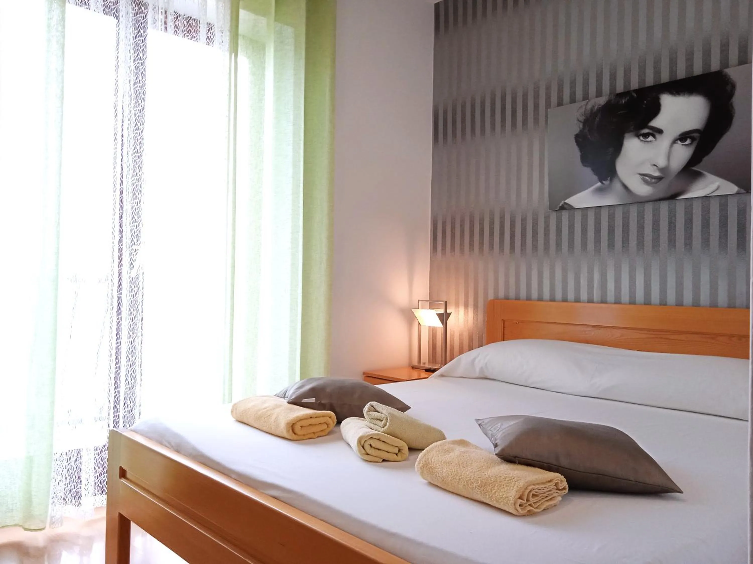 Bed in Hollywood rooms