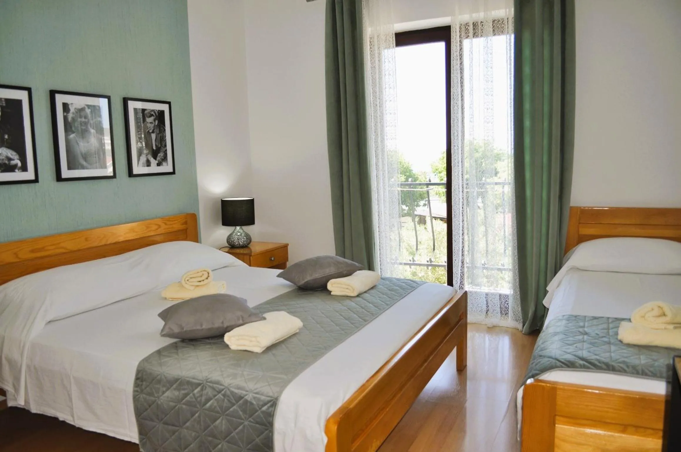 Photo of the whole room, Bed in Hollywood rooms
