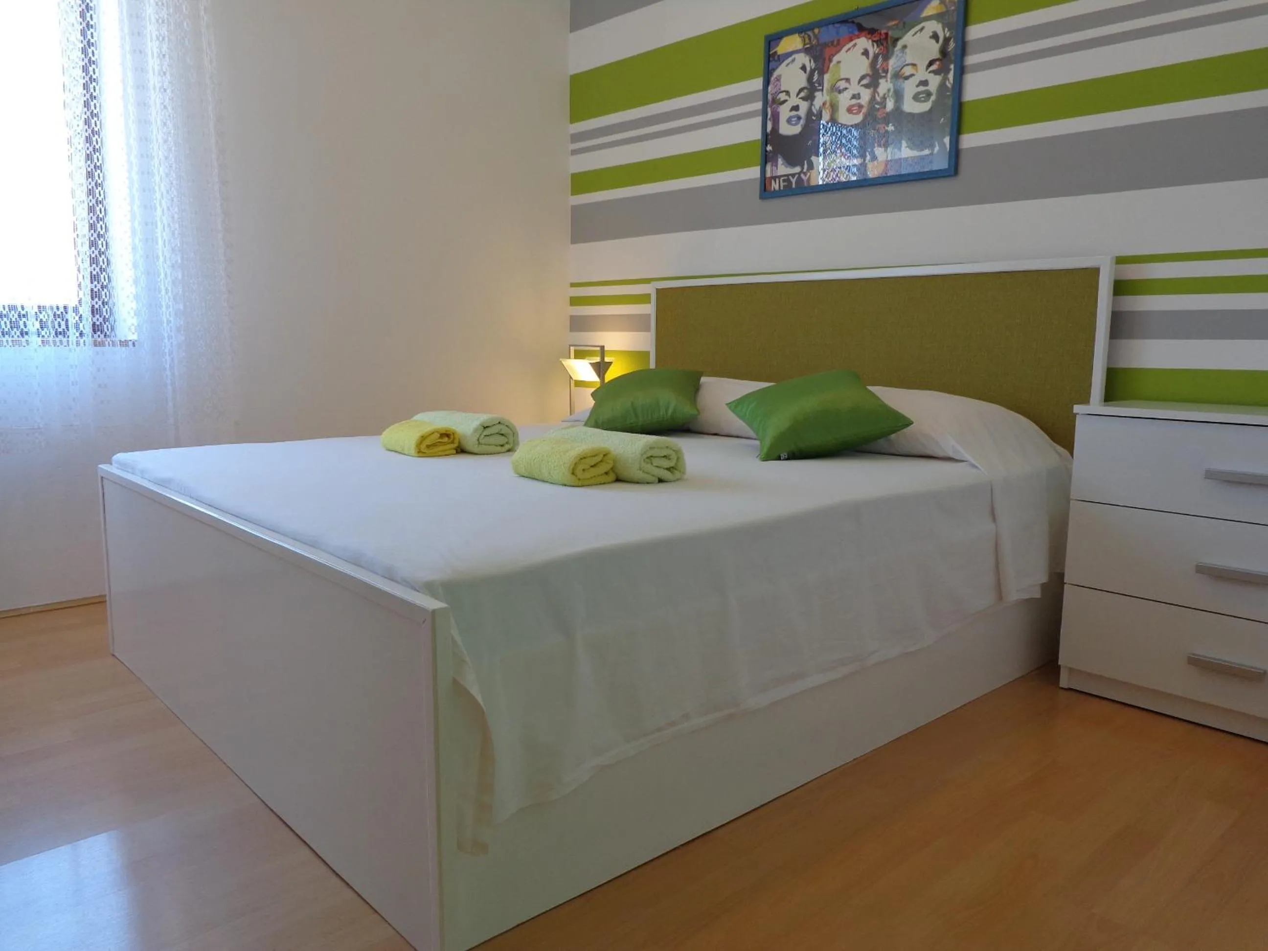 Photo of the whole room, Bed in Hollywood rooms