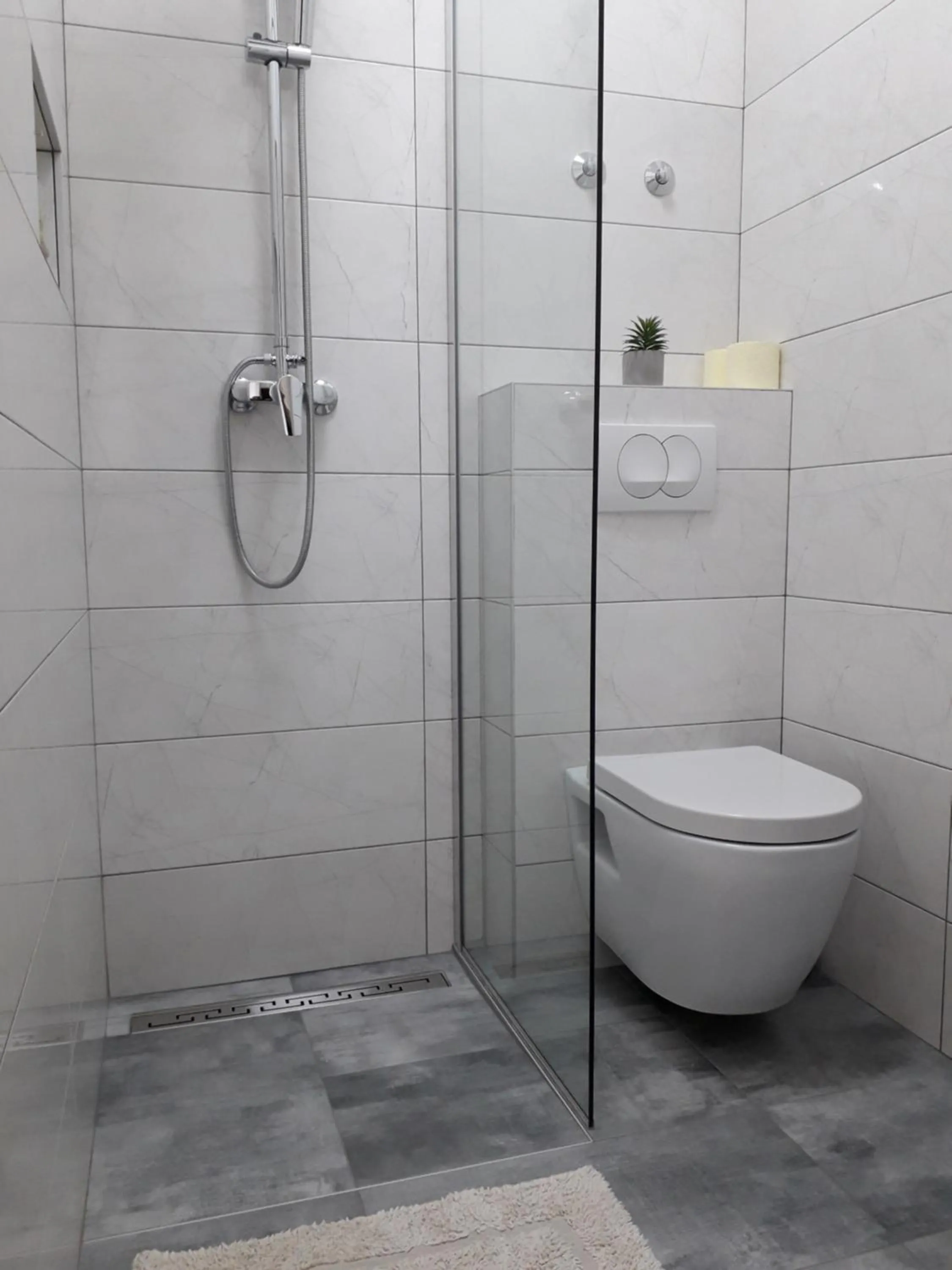 Shower in Hollywood rooms