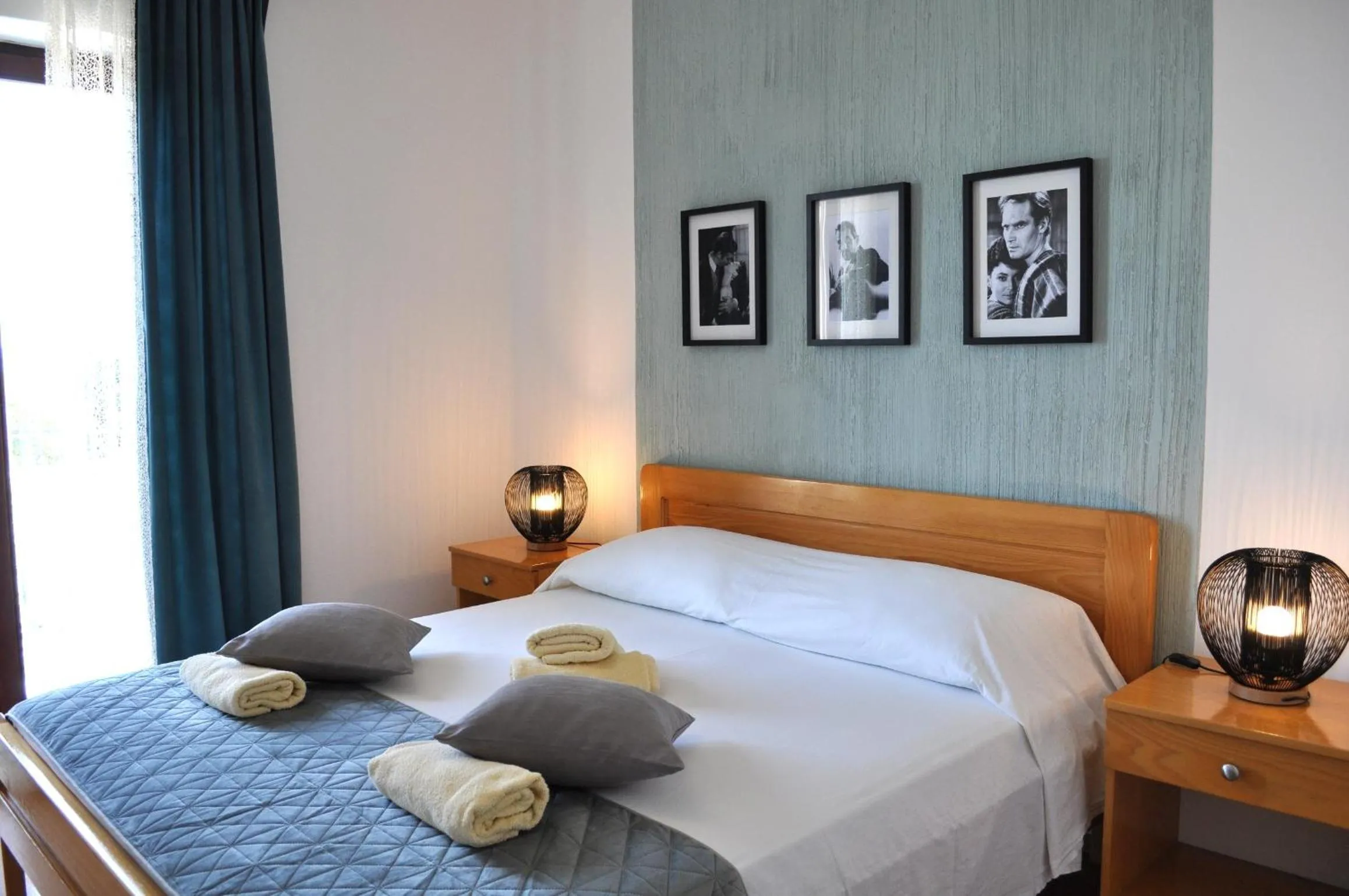 Bed in Hollywood rooms