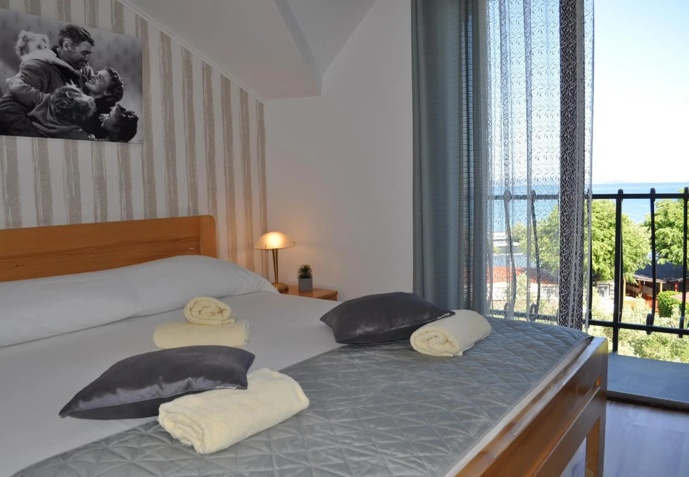 View (from property/room), Bed in Hollywood rooms