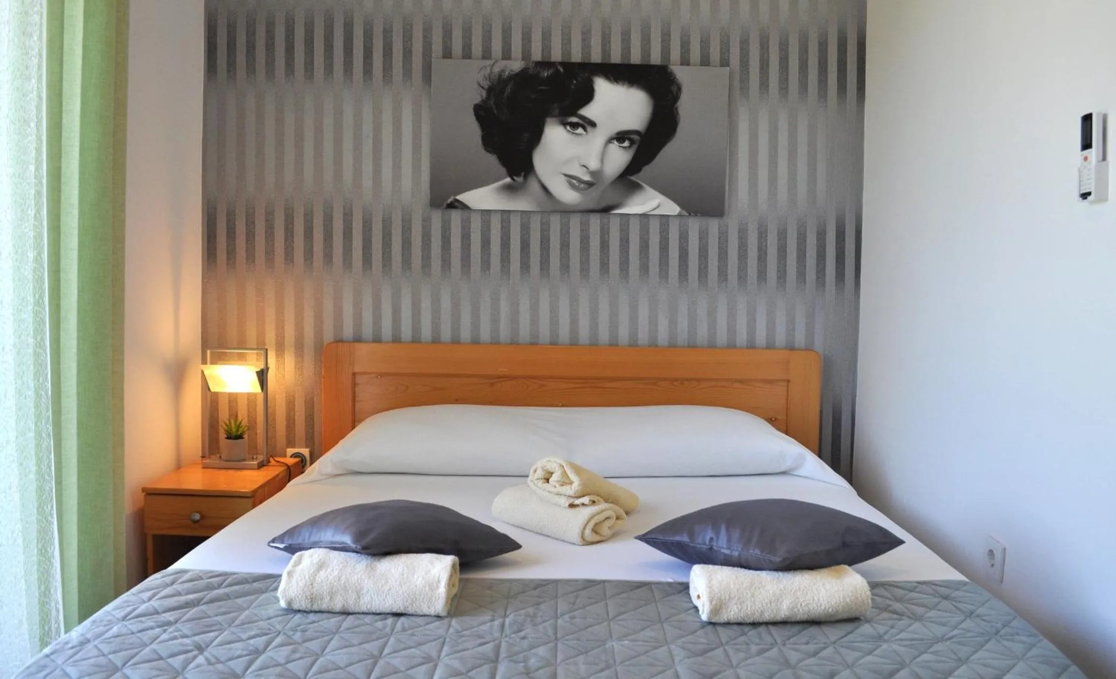 Bed in Hollywood rooms