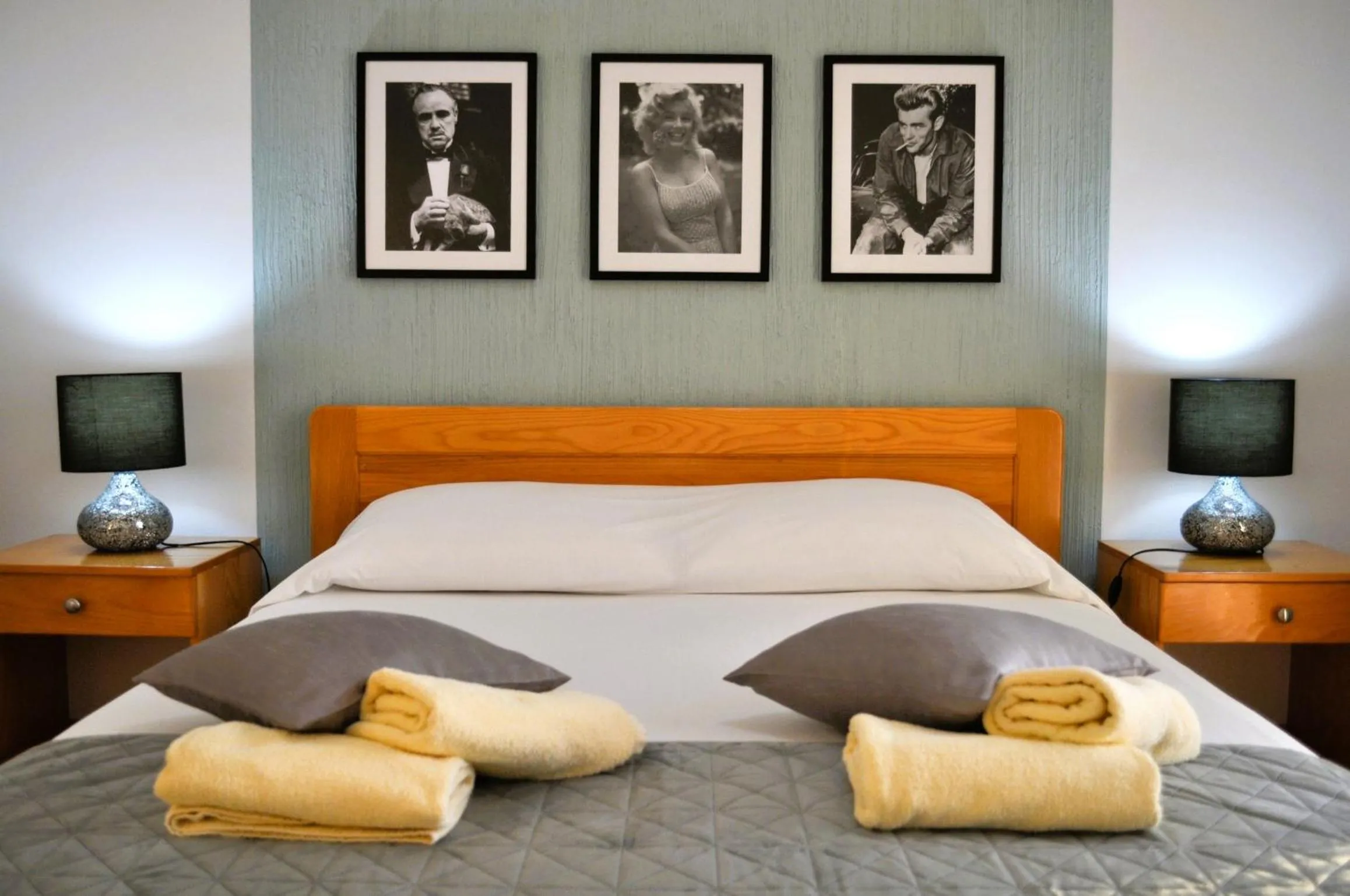 Bed in Hollywood rooms