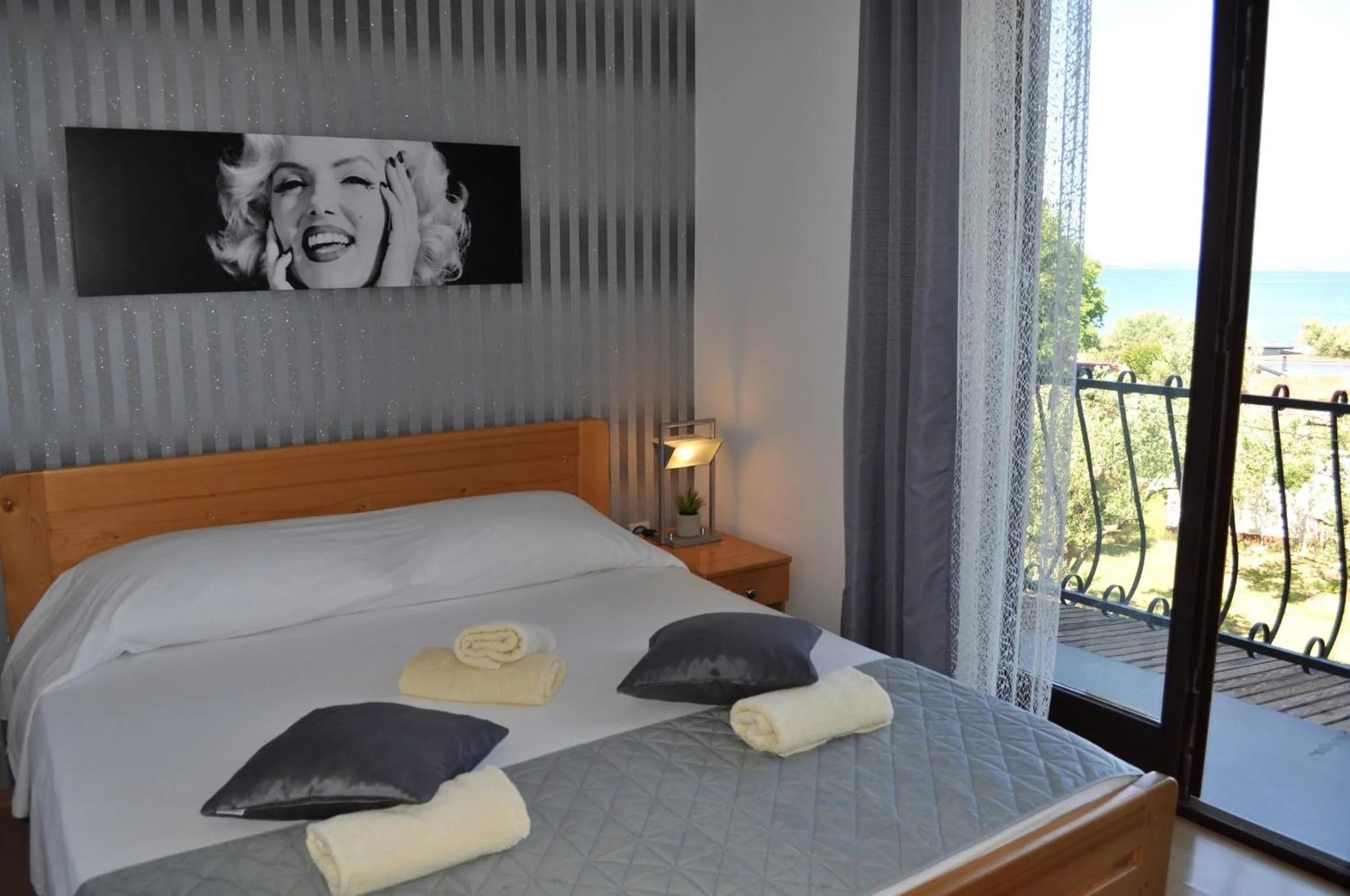 View (from property/room), Bed in Hollywood rooms