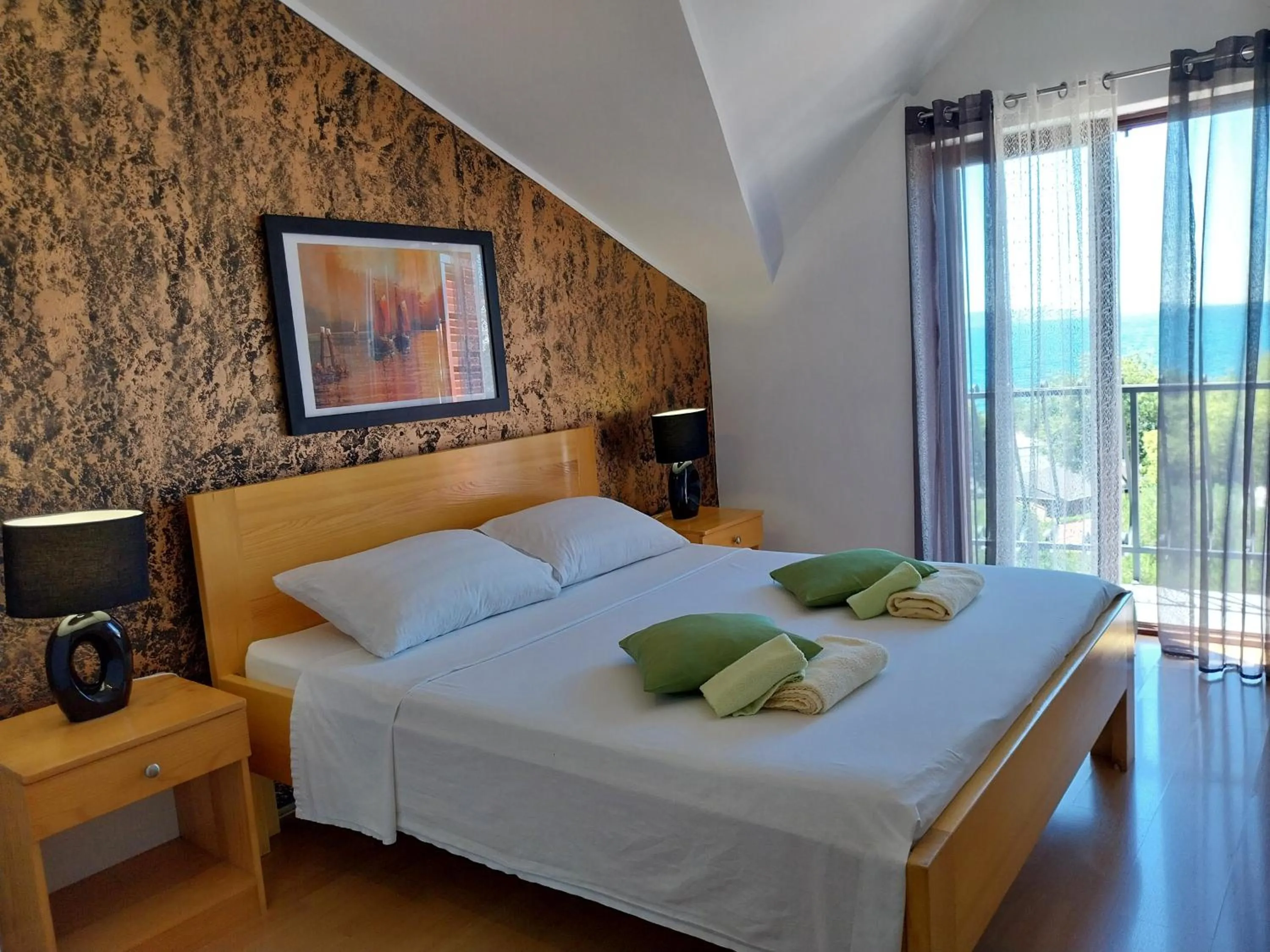 Photo of the whole room, Bed in Hollywood rooms