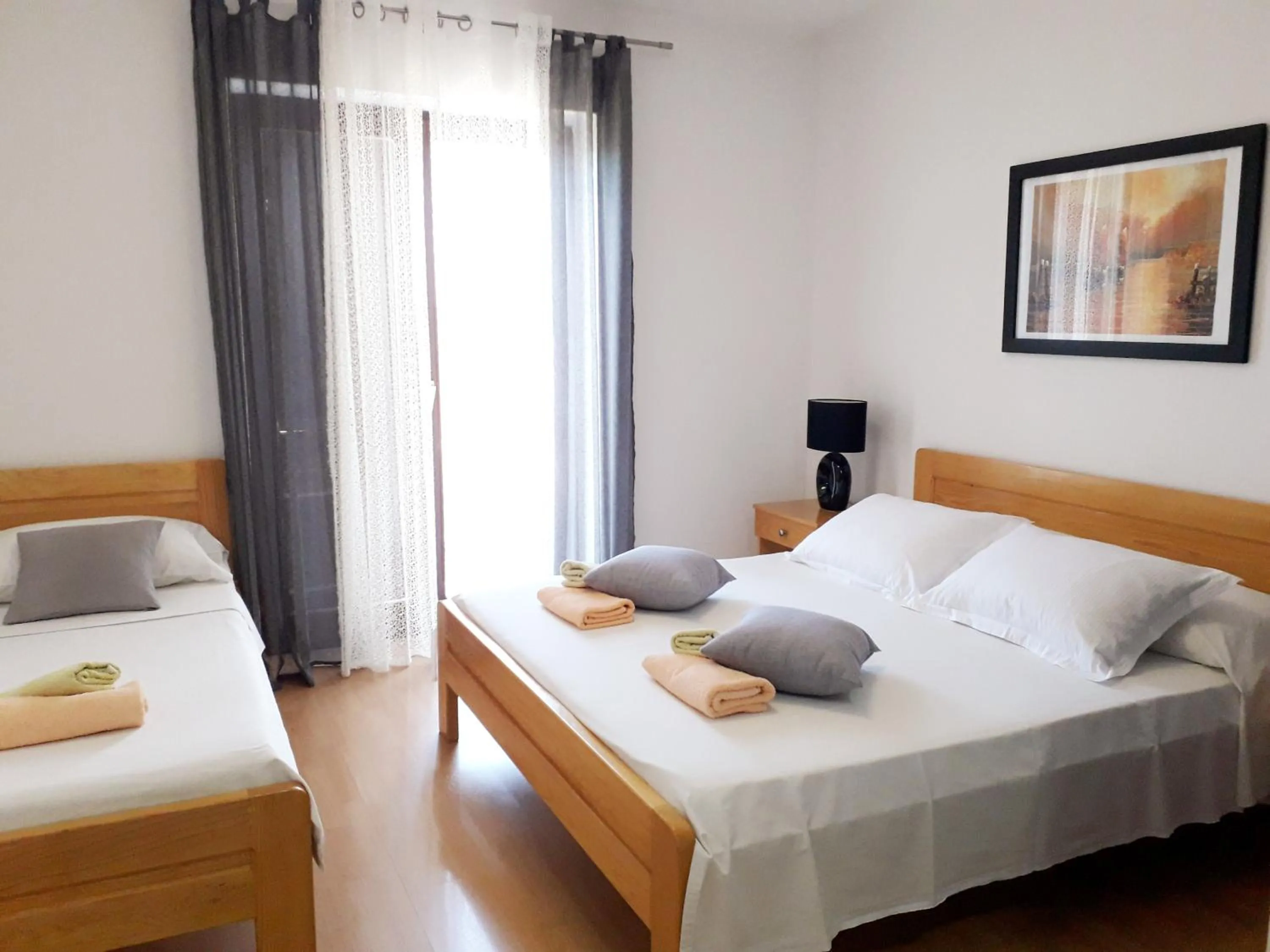 Photo of the whole room, Bed in Hollywood rooms