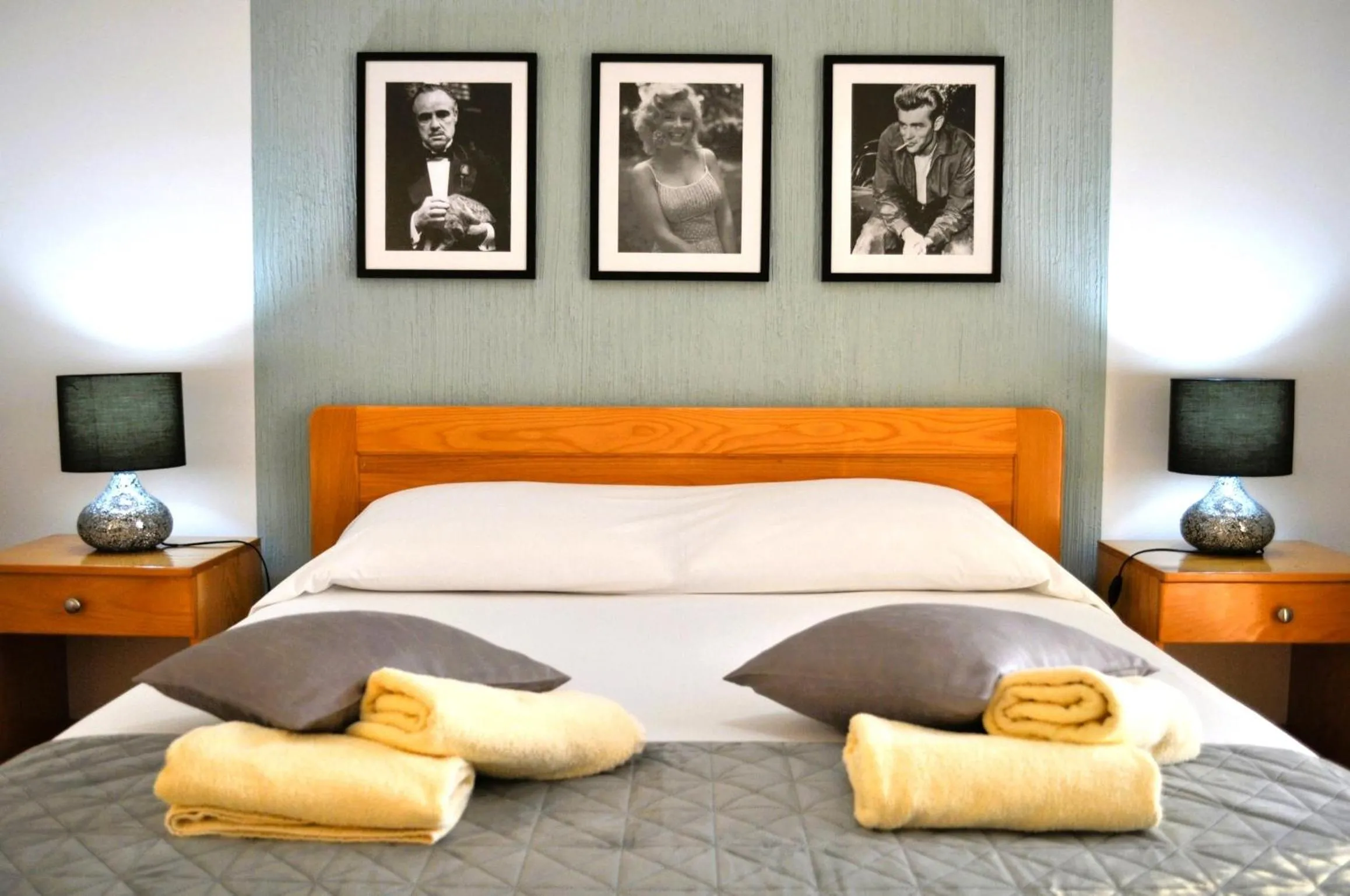 Bed in Hollywood rooms