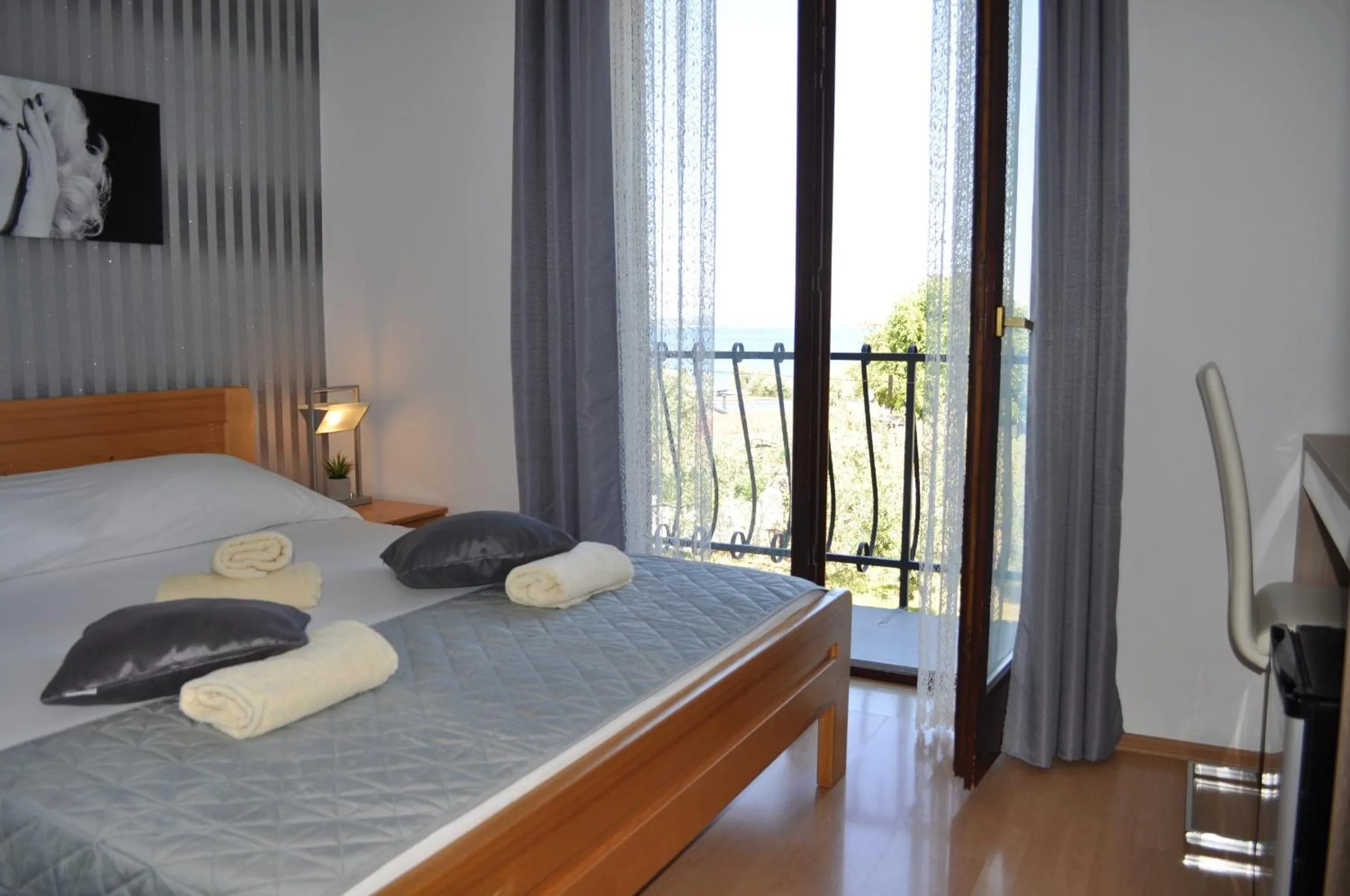 View (from property/room), Bed in Hollywood rooms