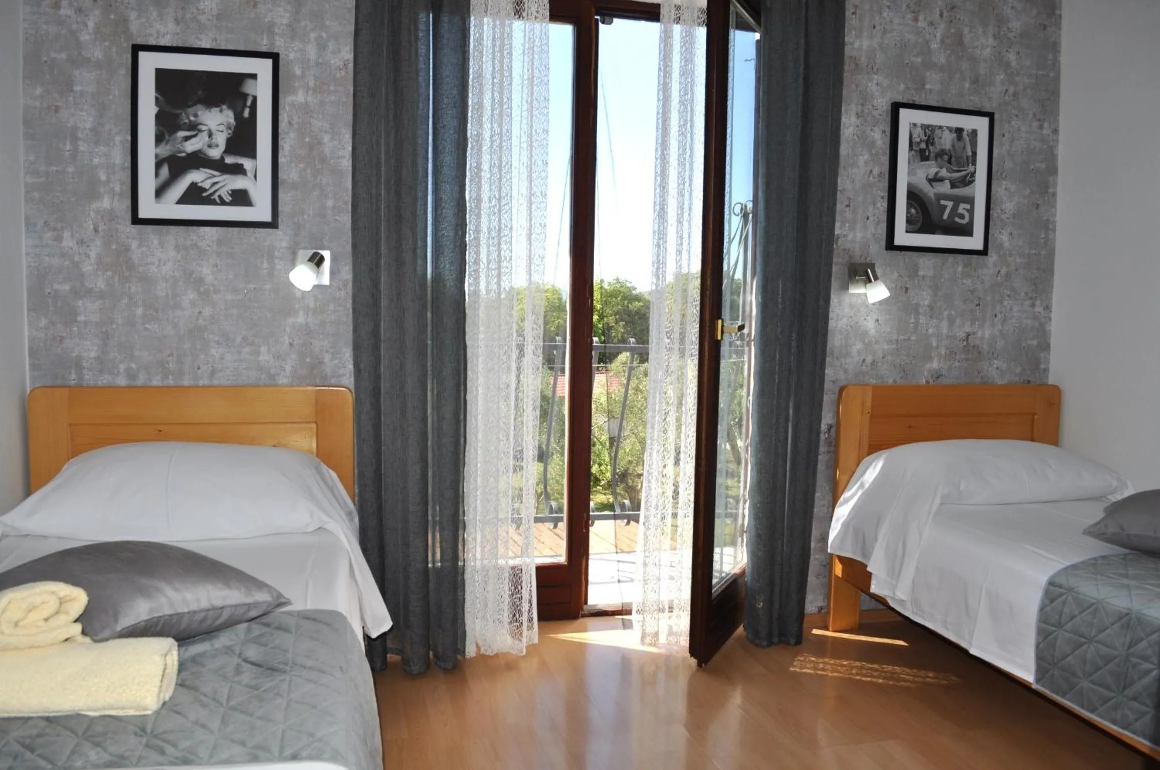 Photo of the whole room, Bed in Hollywood rooms