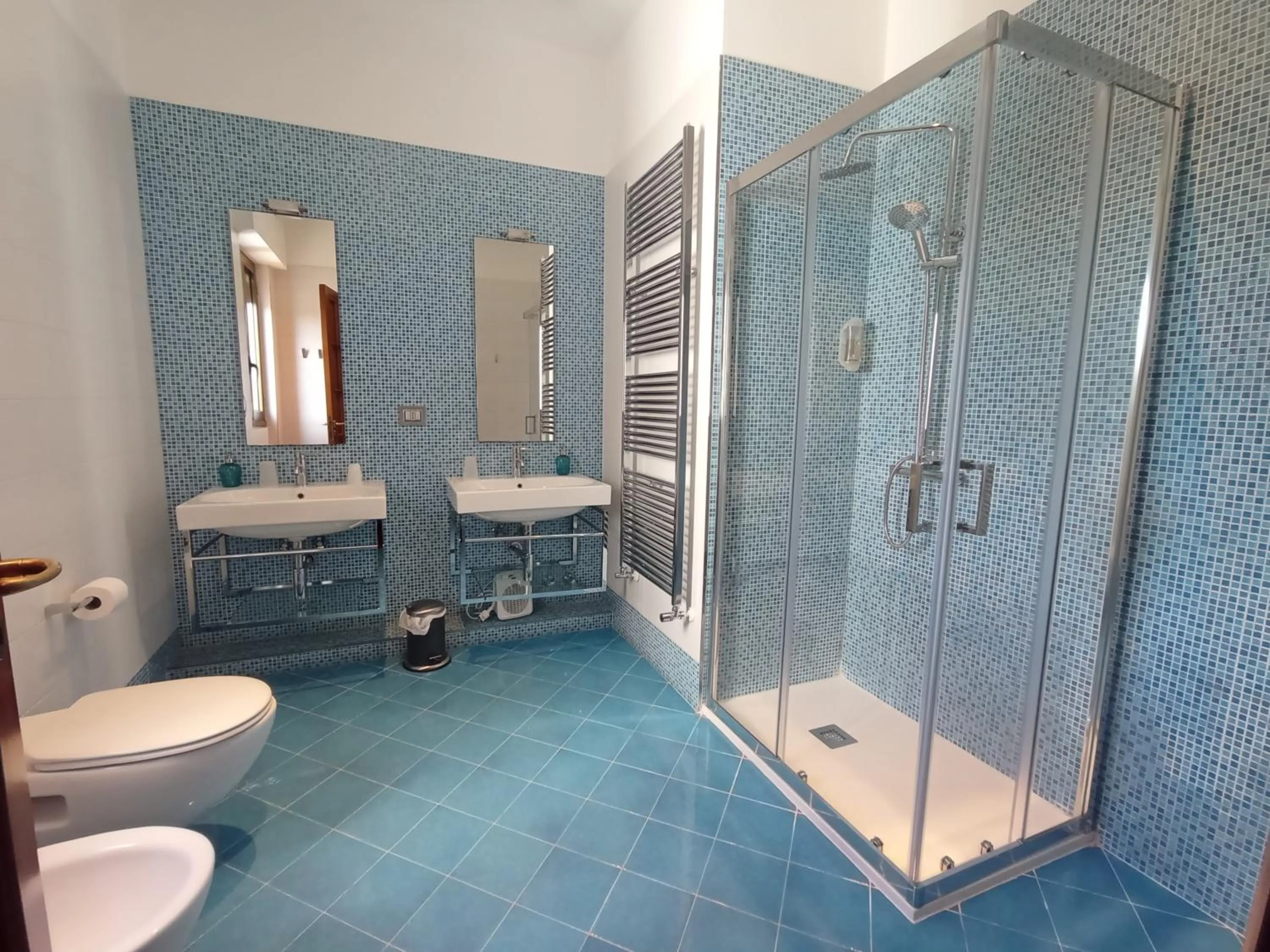 Shower in Bed and Breakfast La Villa AMBIENTI SANIFICATI CON GENERATORE DI OZONO